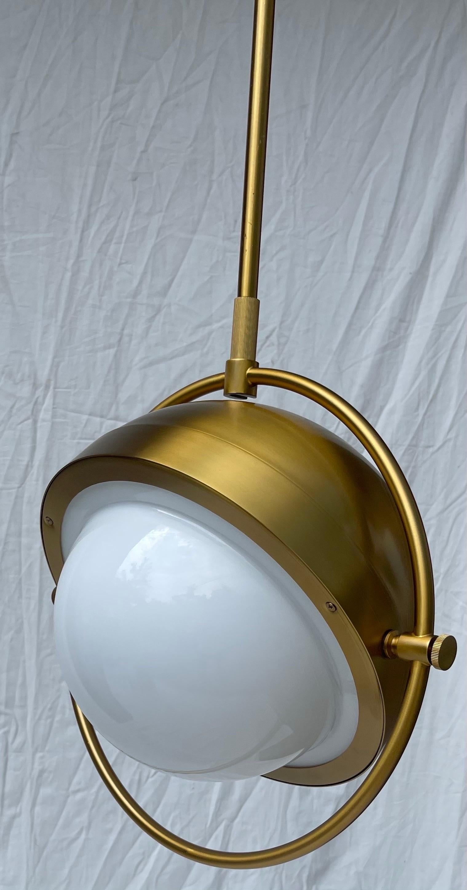 XX secolo Meraviglioso lampadario a sospensione Visual Comfort Decca Orbital in ottone e vetro in vendita