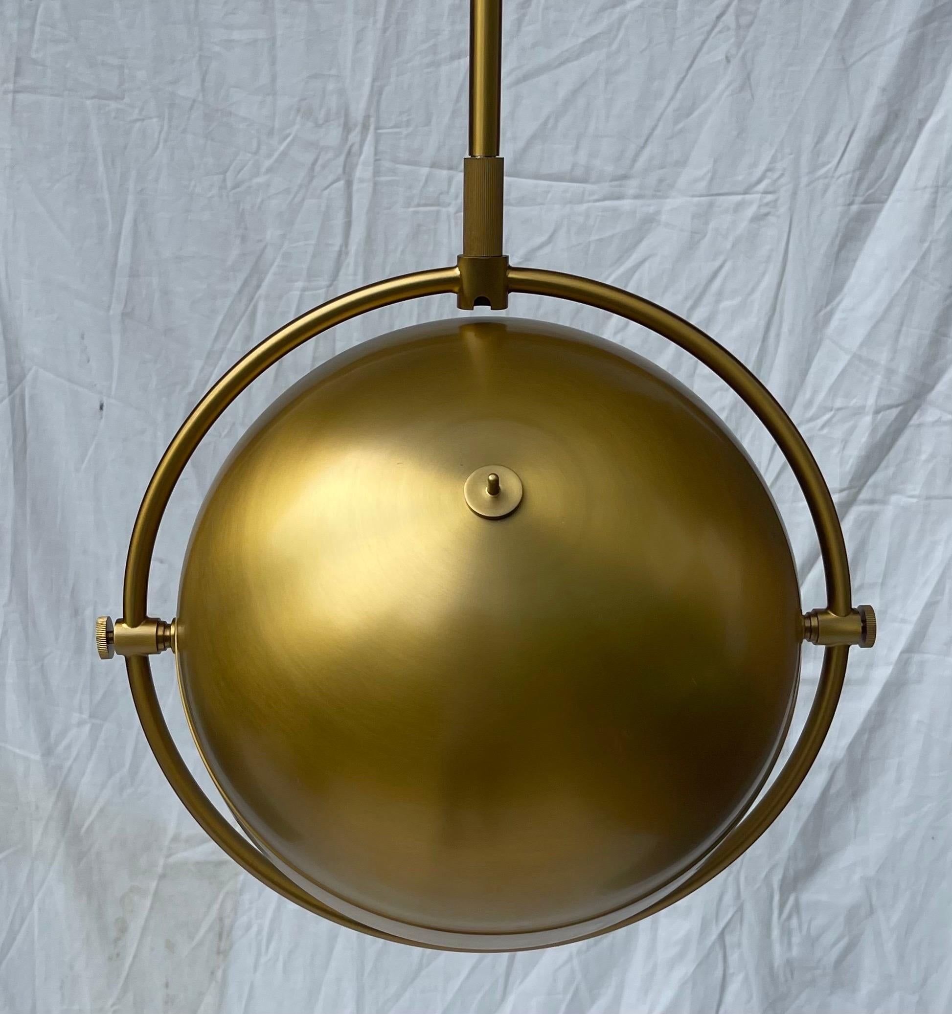 Ottone Meraviglioso lampadario a sospensione Visual Comfort Decca Orbital in ottone e vetro in vendita