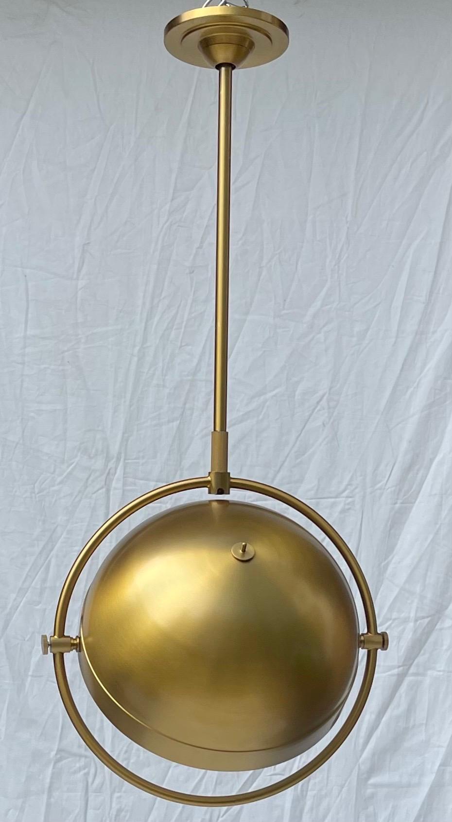 Meraviglioso lampadario a sospensione Visual Comfort Decca Orbital in ottone e vetro in vendita 1
