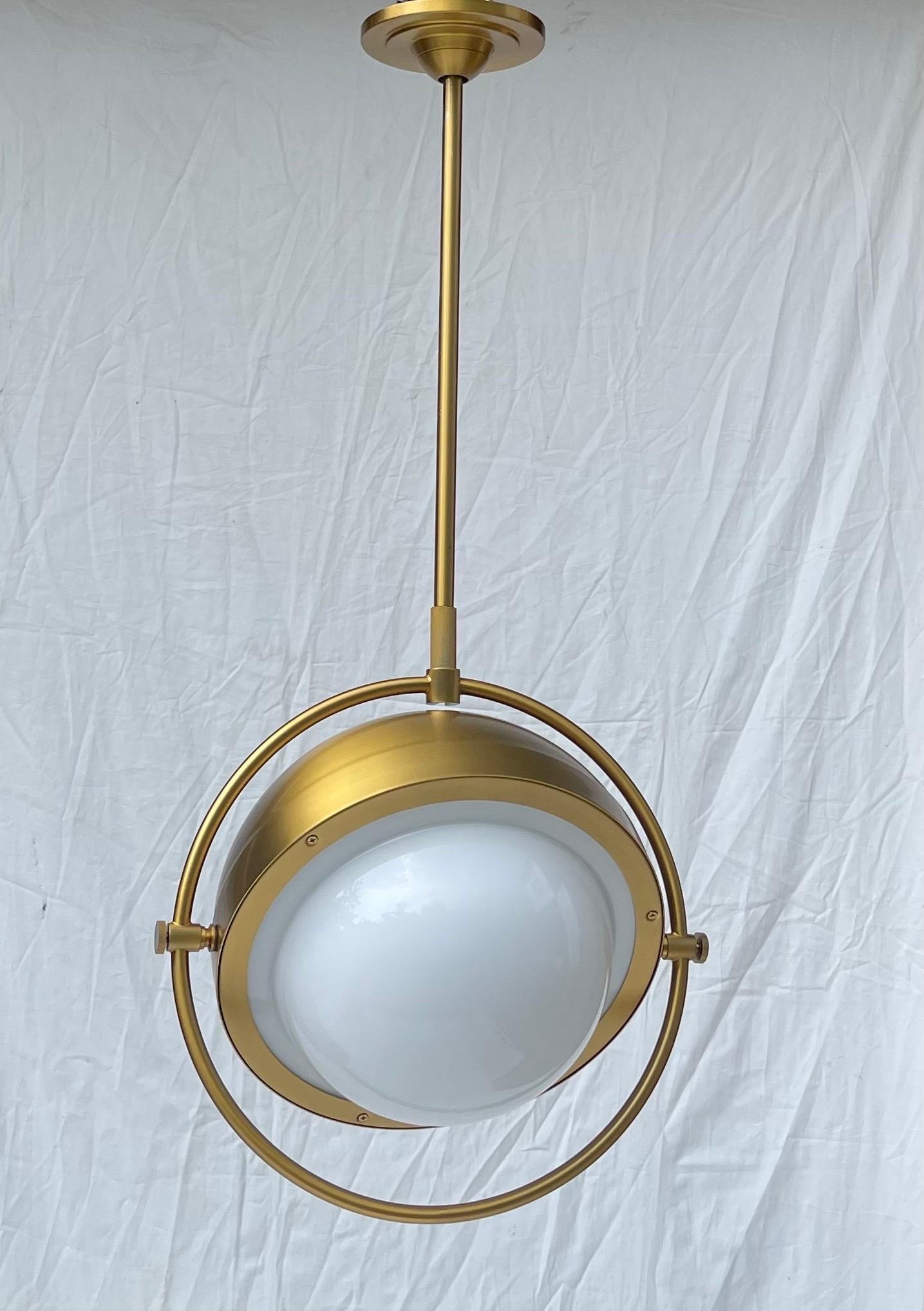 Meraviglioso lampadario a sospensione Visual Comfort Decca Orbital in ottone e vetro in vendita 2