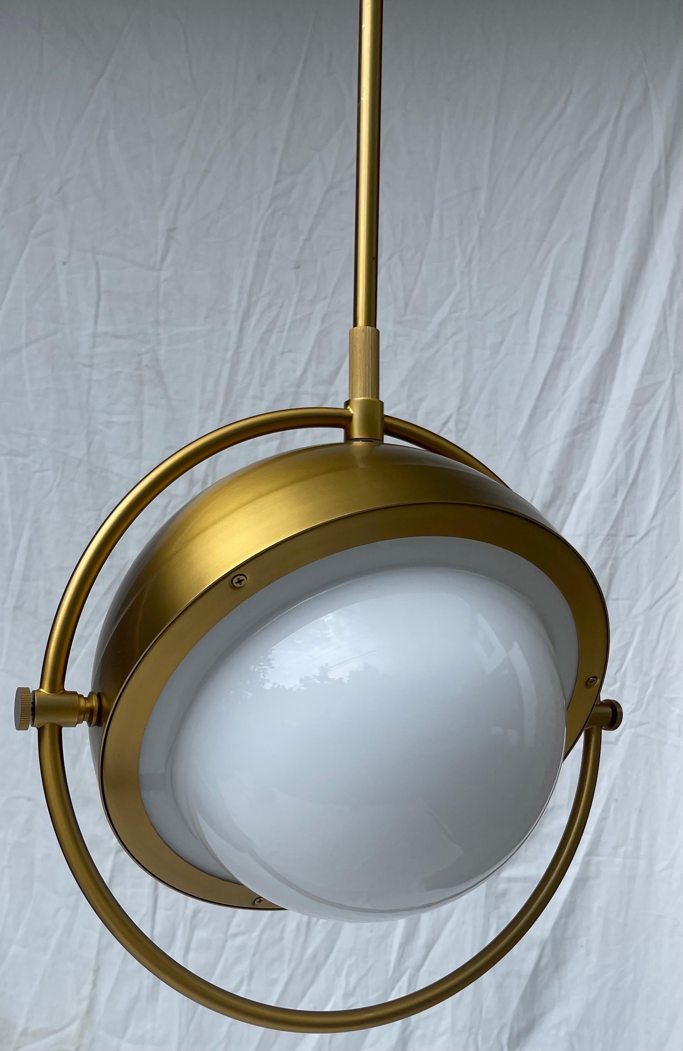 Meraviglioso lampadario a sospensione Visual Comfort Decca Orbital in ottone e vetro in vendita 3