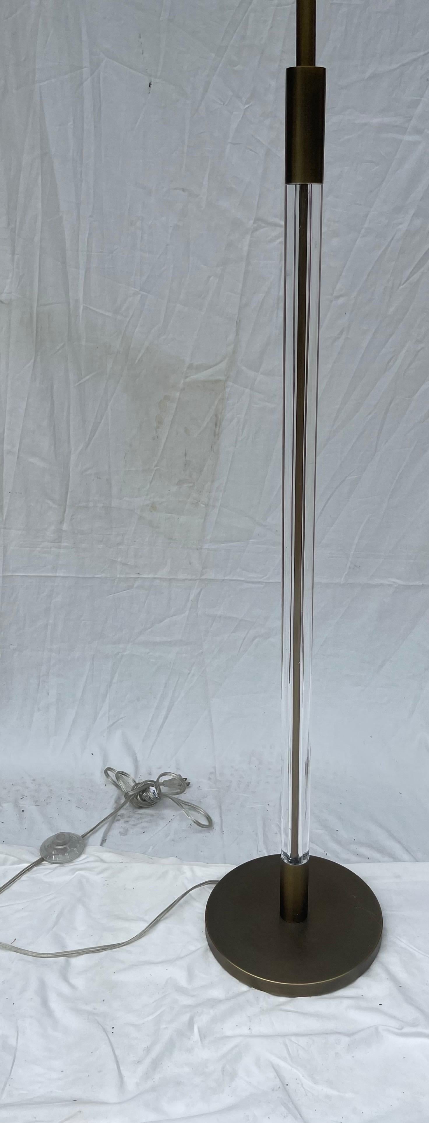 Wunderschöne Visual Comfort Ralph Lauren Stehlampe aus Messing mit weißem Lucite-Schirm (Moderne) im Angebot