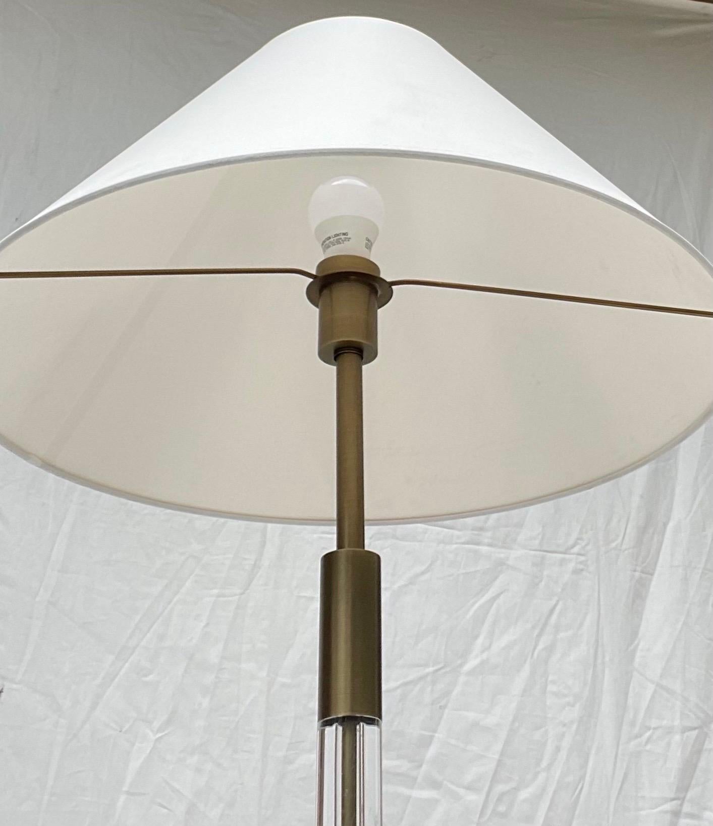 Wunderschöne Visual Comfort Ralph Lauren Stehlampe aus Messing mit weißem Lucite-Schirm im Zustand „Gut“ im Angebot in Roslyn, NY