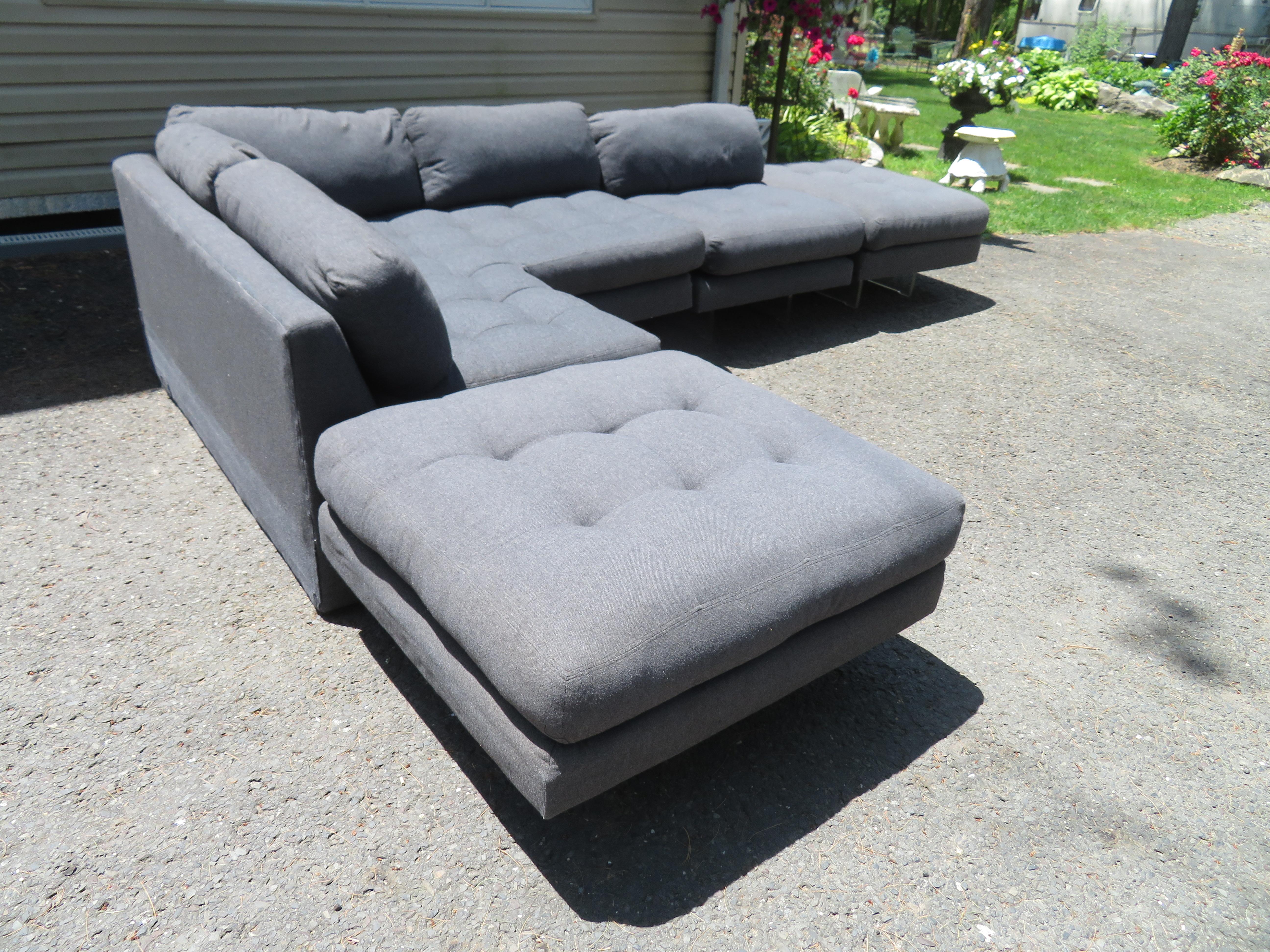 Wonderful 4-piece Vladimir Kagan Omnibus sectional sofa. This sectional can be arranged as pictured or can be configured as you please. The pieces are supported on Kagan’s trademark lucite bases, giving the sofa a modern floating appearance. Set