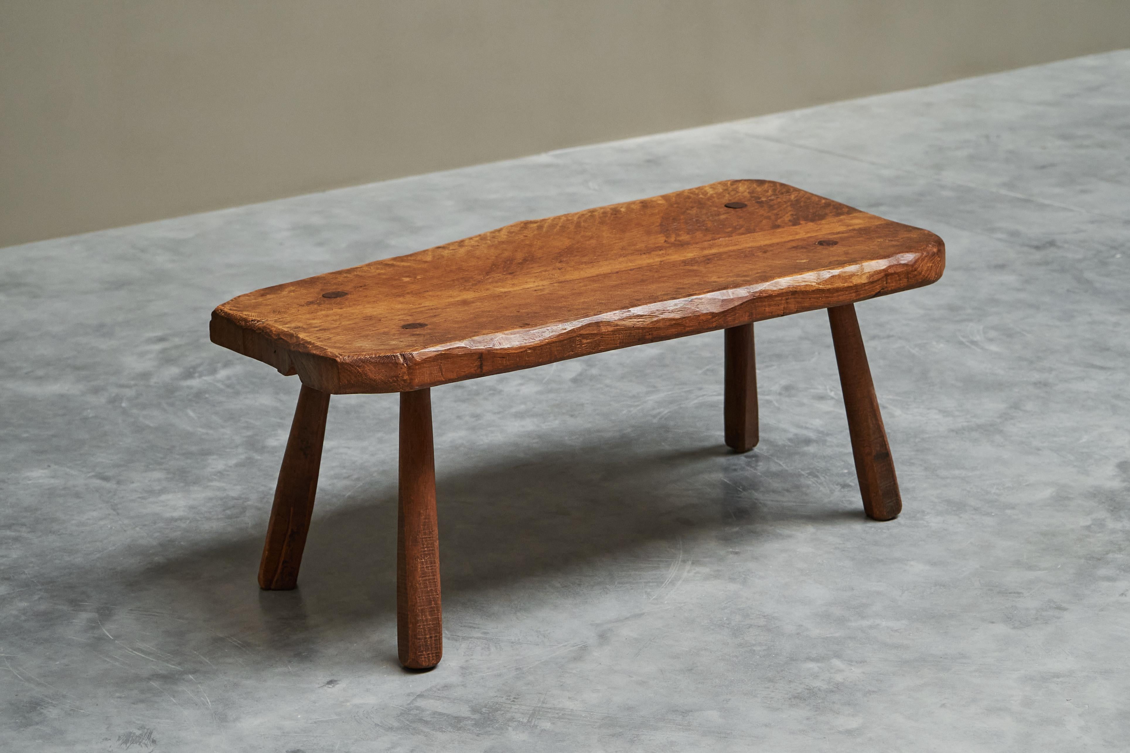 Wunderschöner Couchtisch im Wabi Sabi-Stil aus massiver Eiche mit naturfarbener Kante, 1960er Jahre im Angebot 2