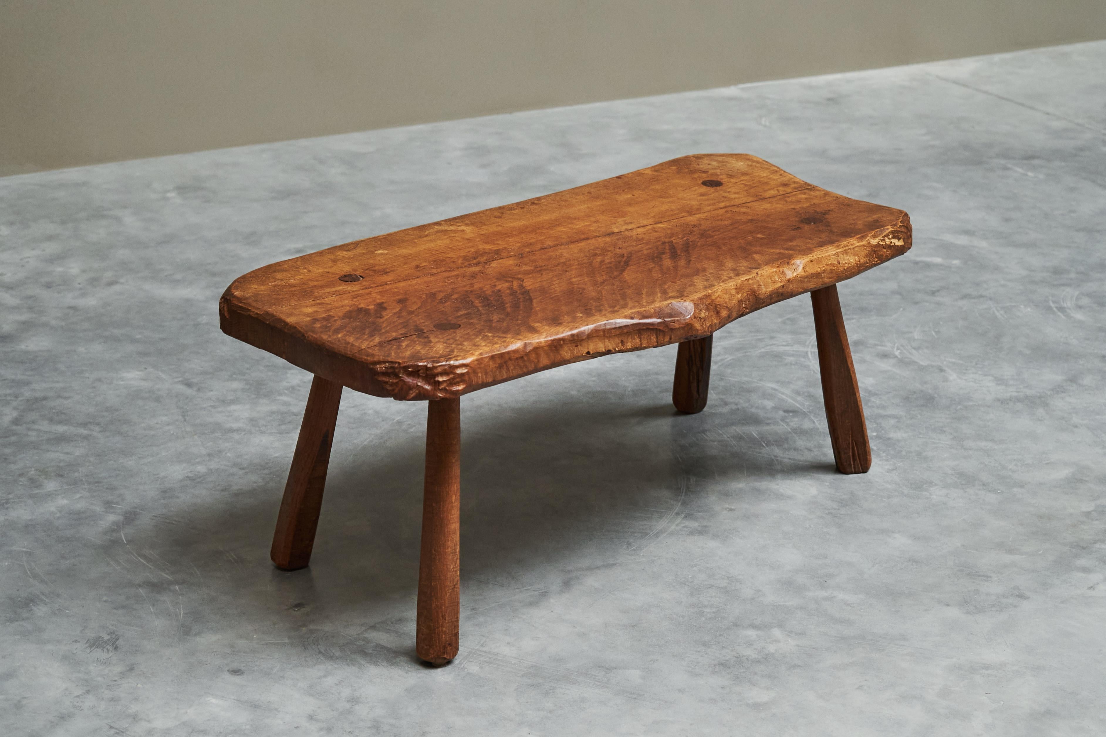 Wundervoller Wabi Sabi Stil Live Edge Couchtisch aus massiver Eiche, Europa, 1960er Jahre.

Dies ist ein schöner Couchtisch aus der Mitte des Jahrhunderts, der aus massiver Eiche geschnitzt ist und eine wunderschöne lebendige Kante hat. Europa,