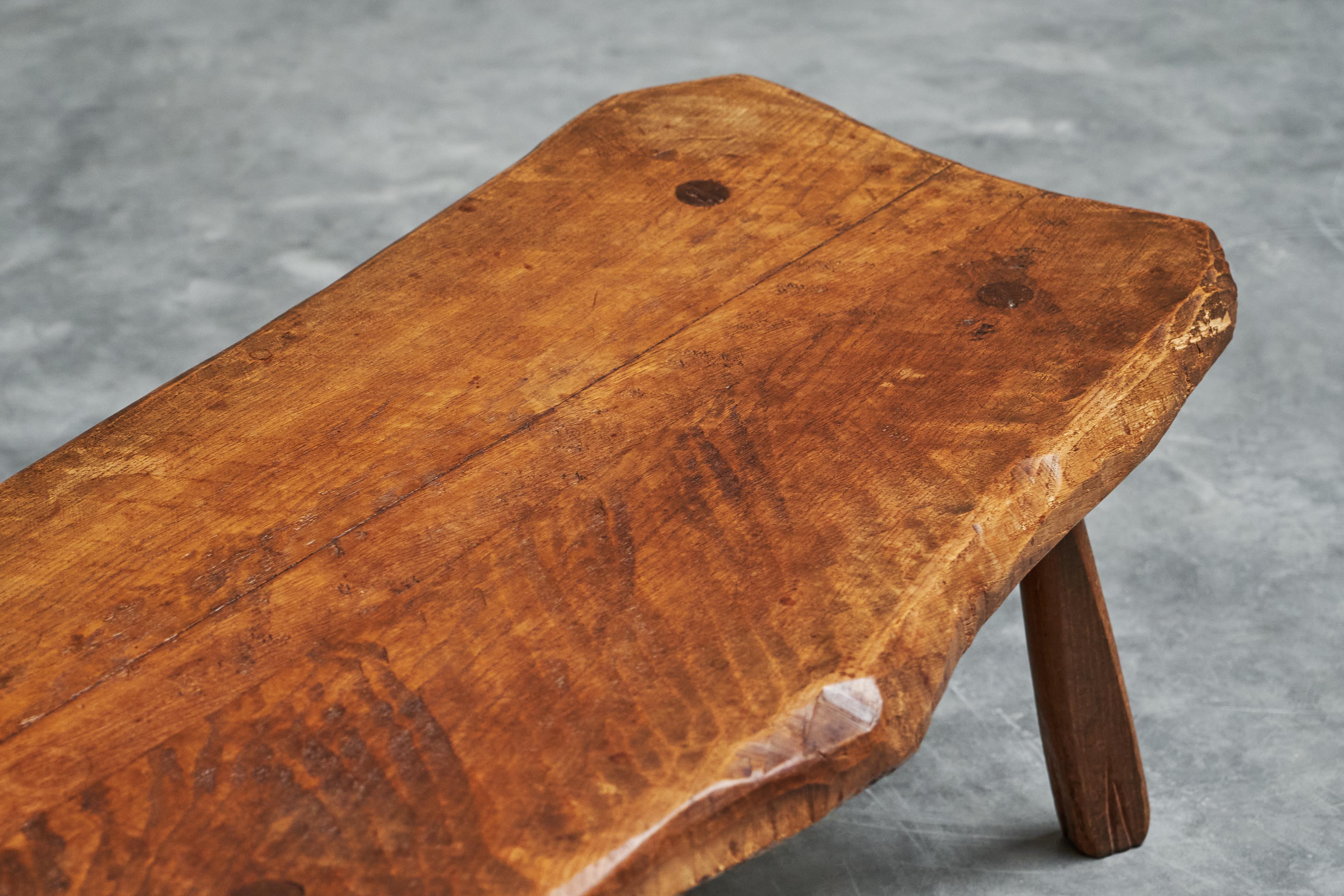 Wunderschöner Couchtisch im Wabi Sabi-Stil aus massiver Eiche mit naturfarbener Kante, 1960er Jahre (Moderne der Mitte des Jahrhunderts) im Angebot