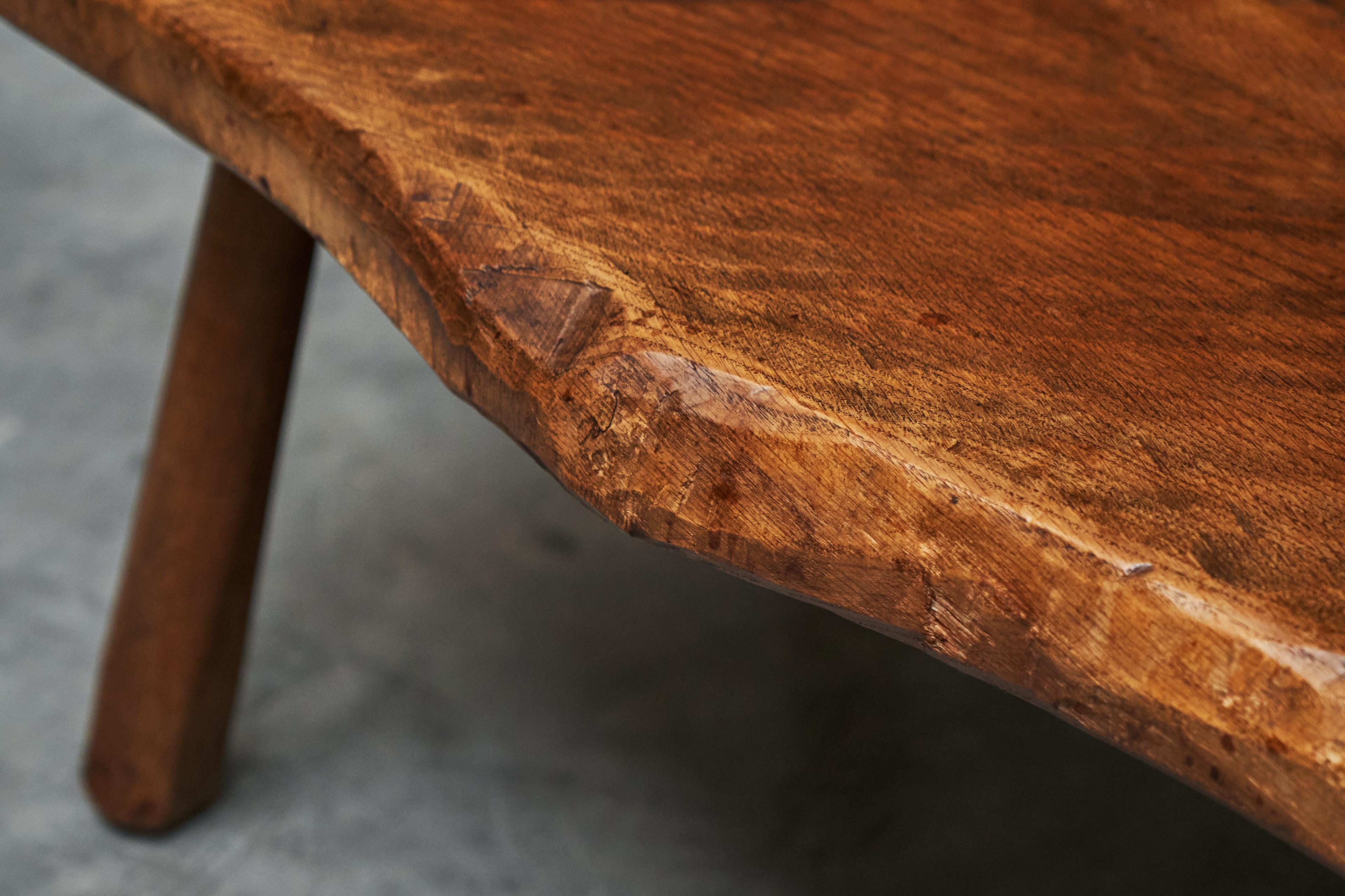 Wunderschöner Couchtisch im Wabi Sabi-Stil aus massiver Eiche mit naturfarbener Kante, 1960er Jahre (Handgefertigt) im Angebot