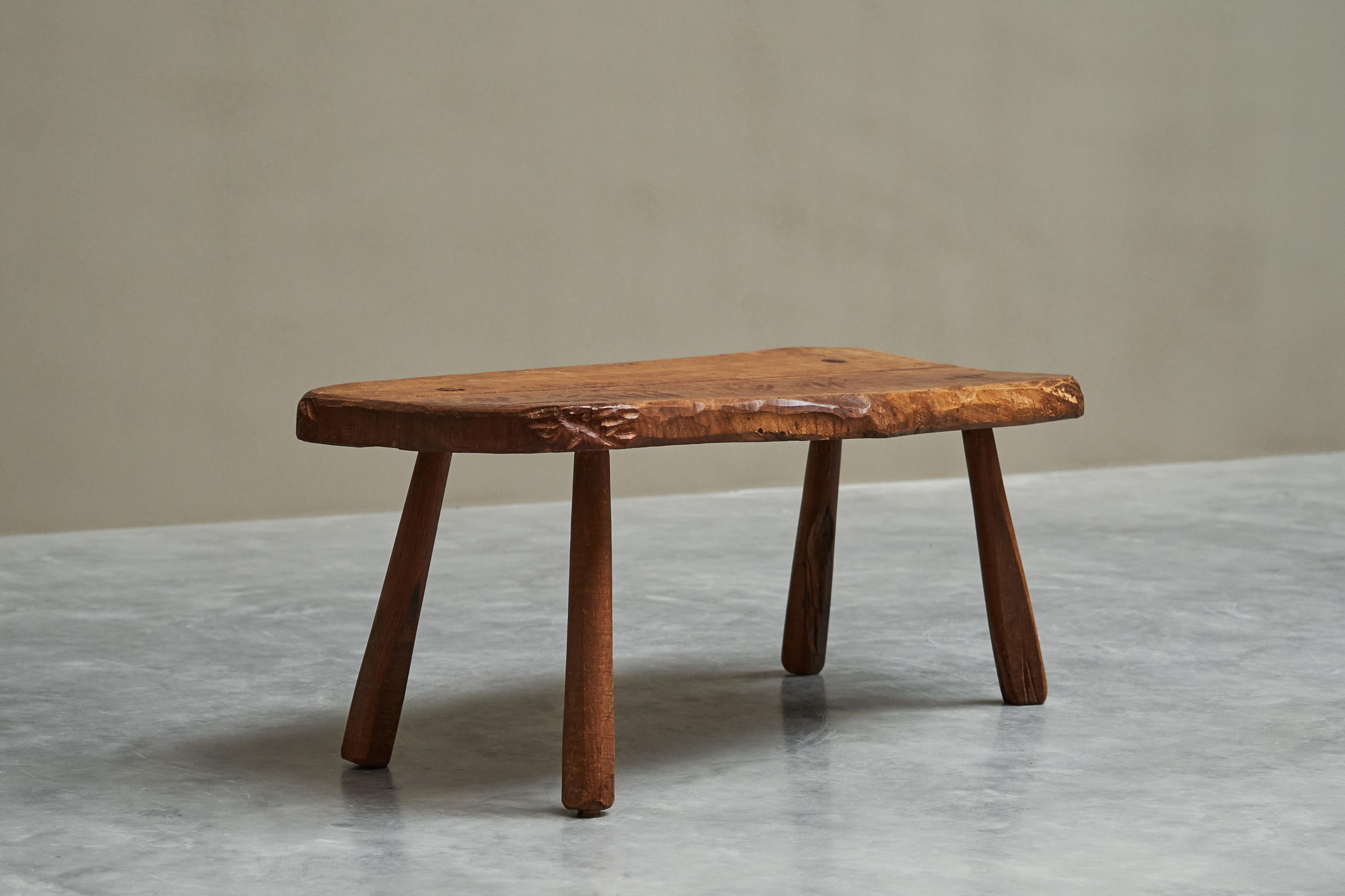 Wunderschöner Couchtisch im Wabi Sabi-Stil aus massiver Eiche mit naturfarbener Kante, 1960er Jahre im Zustand „Gut“ im Angebot in Meer, VAN