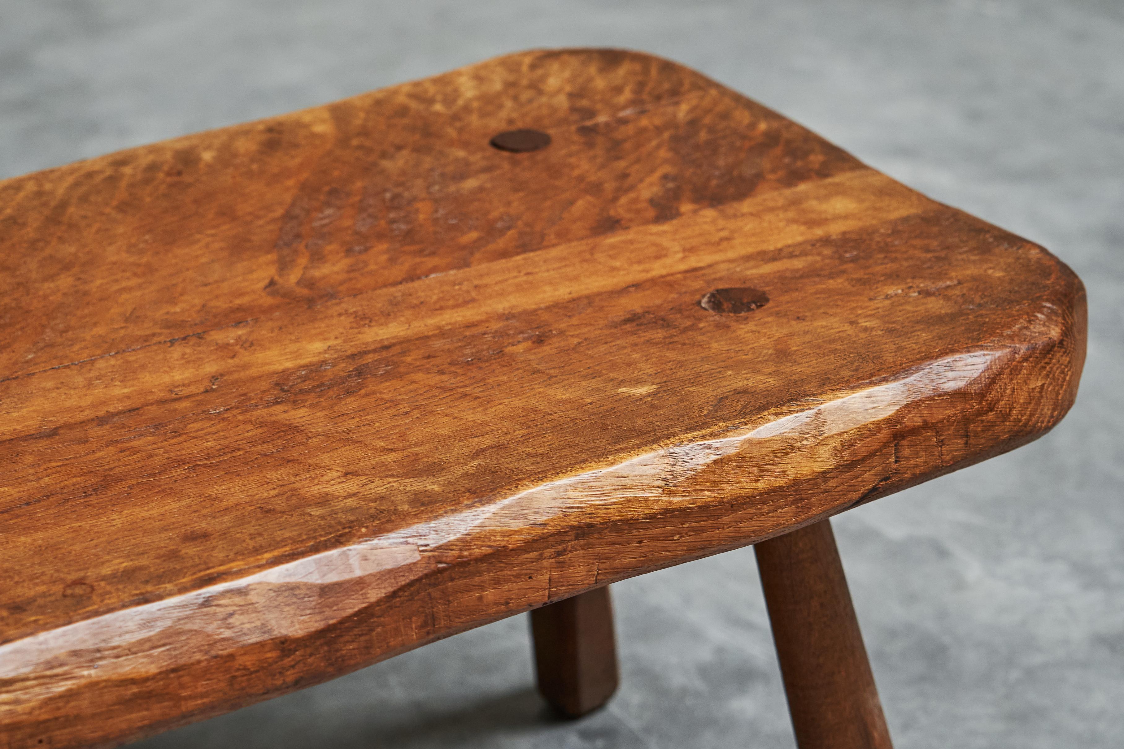 Wunderschöner Couchtisch im Wabi Sabi-Stil aus massiver Eiche mit naturfarbener Kante, 1960er Jahre (20. Jahrhundert) im Angebot