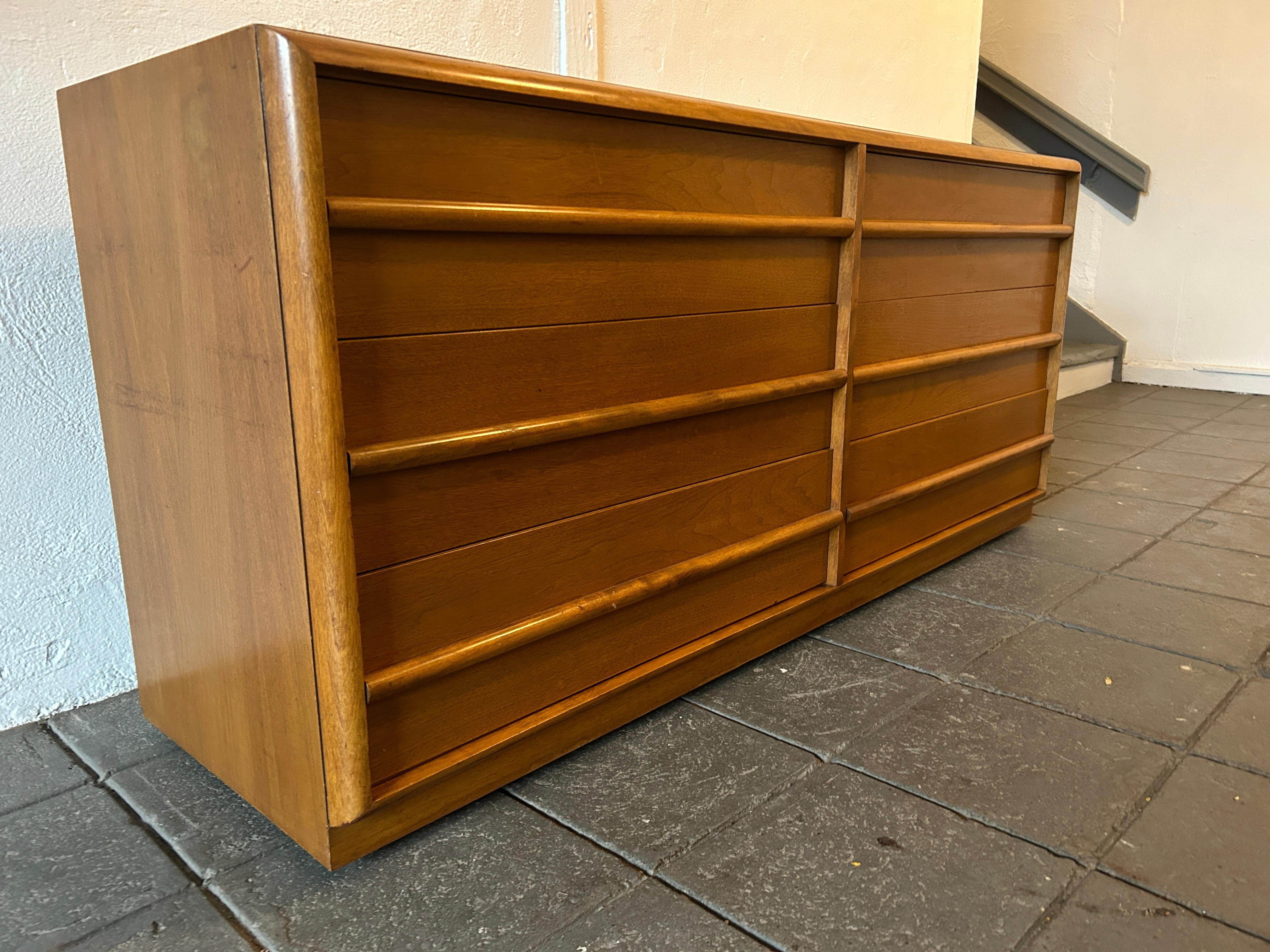 Splendida credenza o credenza a 6 cassetti in acero biondo di T. H. Robsjohn-Gibbings per Widdicomb - Ottime condizioni d'epoca - Presenta pochi segni di utilizzo. Ha 6 cassetti in rovere massiccio con divisori mobili e portagioie scorrevole - tutti