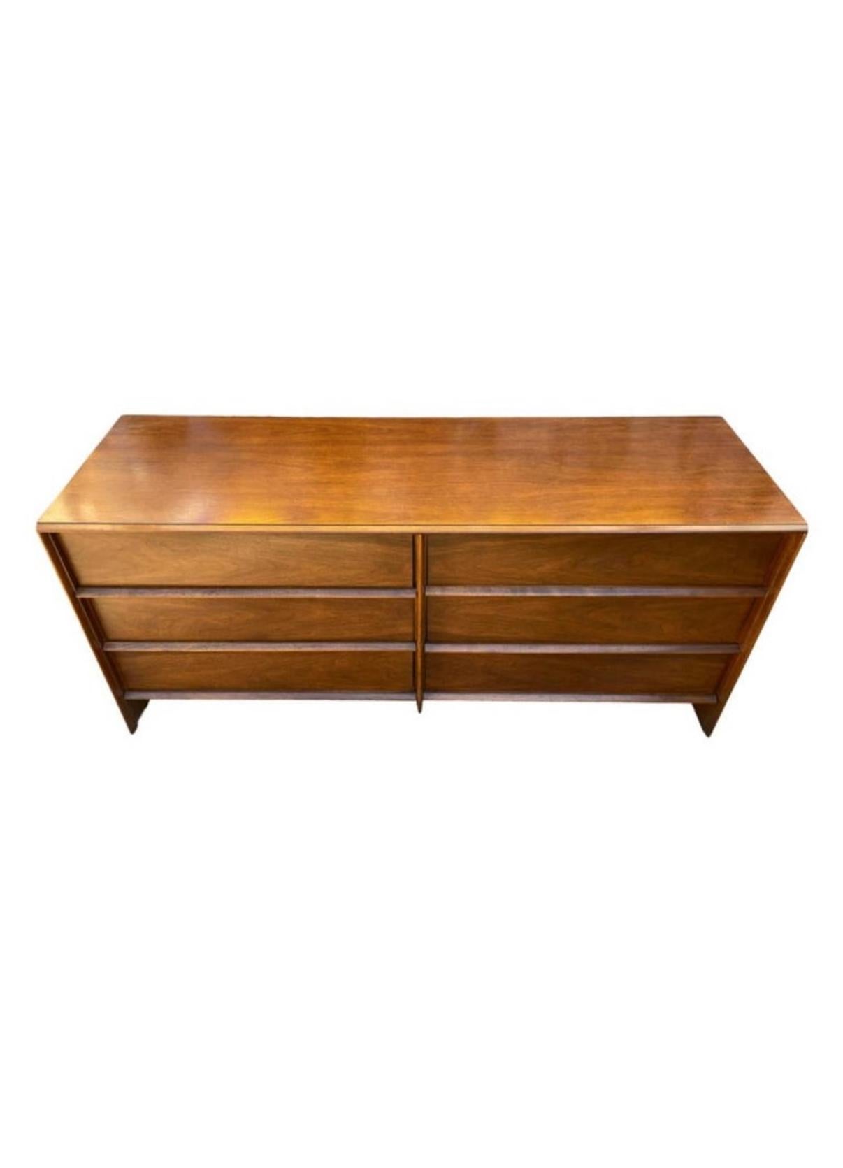 Splendida credenza o credenza a 6 cassetti in acero biondo di T. H. Robsjohn-Gibbings per Widdicomb - Ottime condizioni d'epoca - Presenta pochi segni di utilizzo. Ha 6 cassetti in rovere massiccio con divisori mobili e portagioie scorrevole - tutti