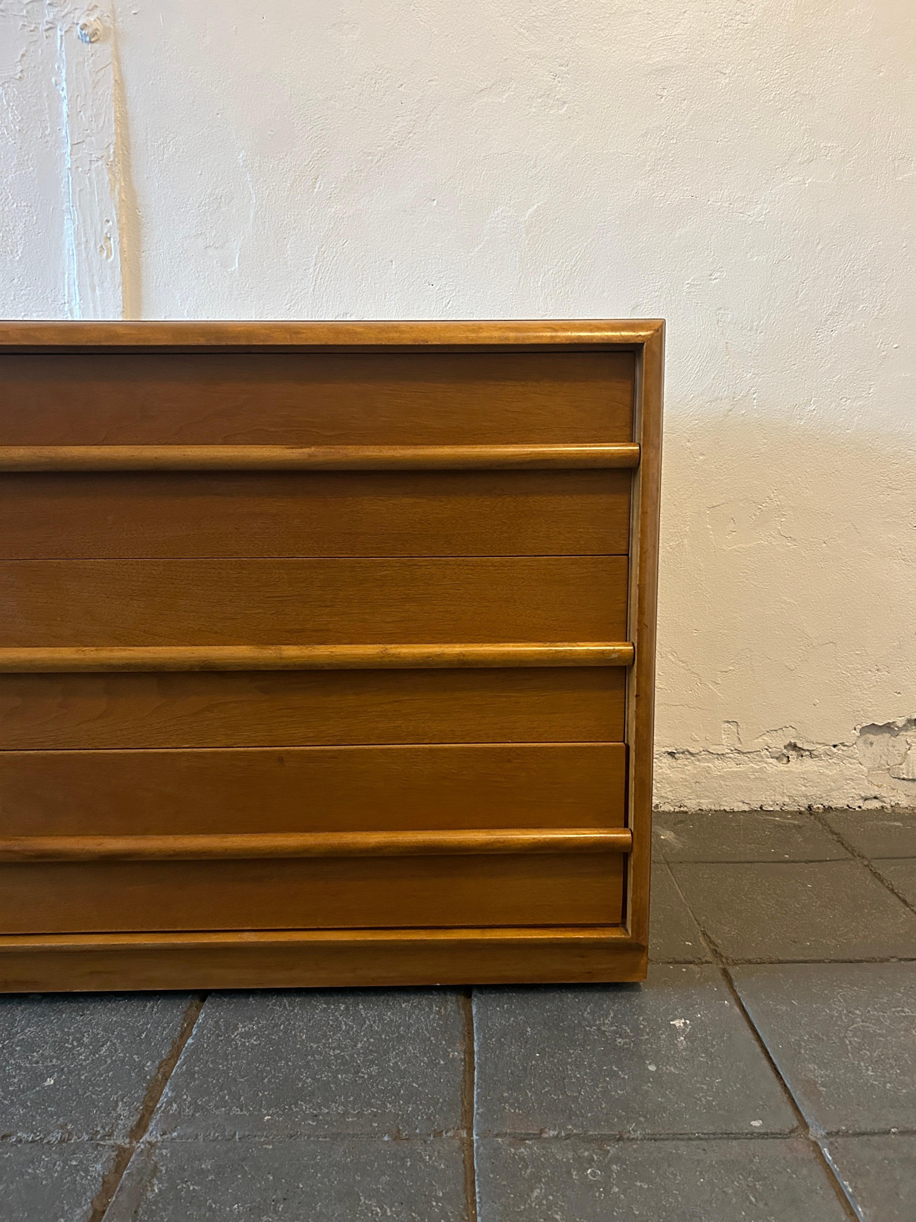Mid-Century moderno Meraviglioso comò a 6 cassetti in noce di T.H. Robsjohn-Gibbings per Widdicomb in vendita