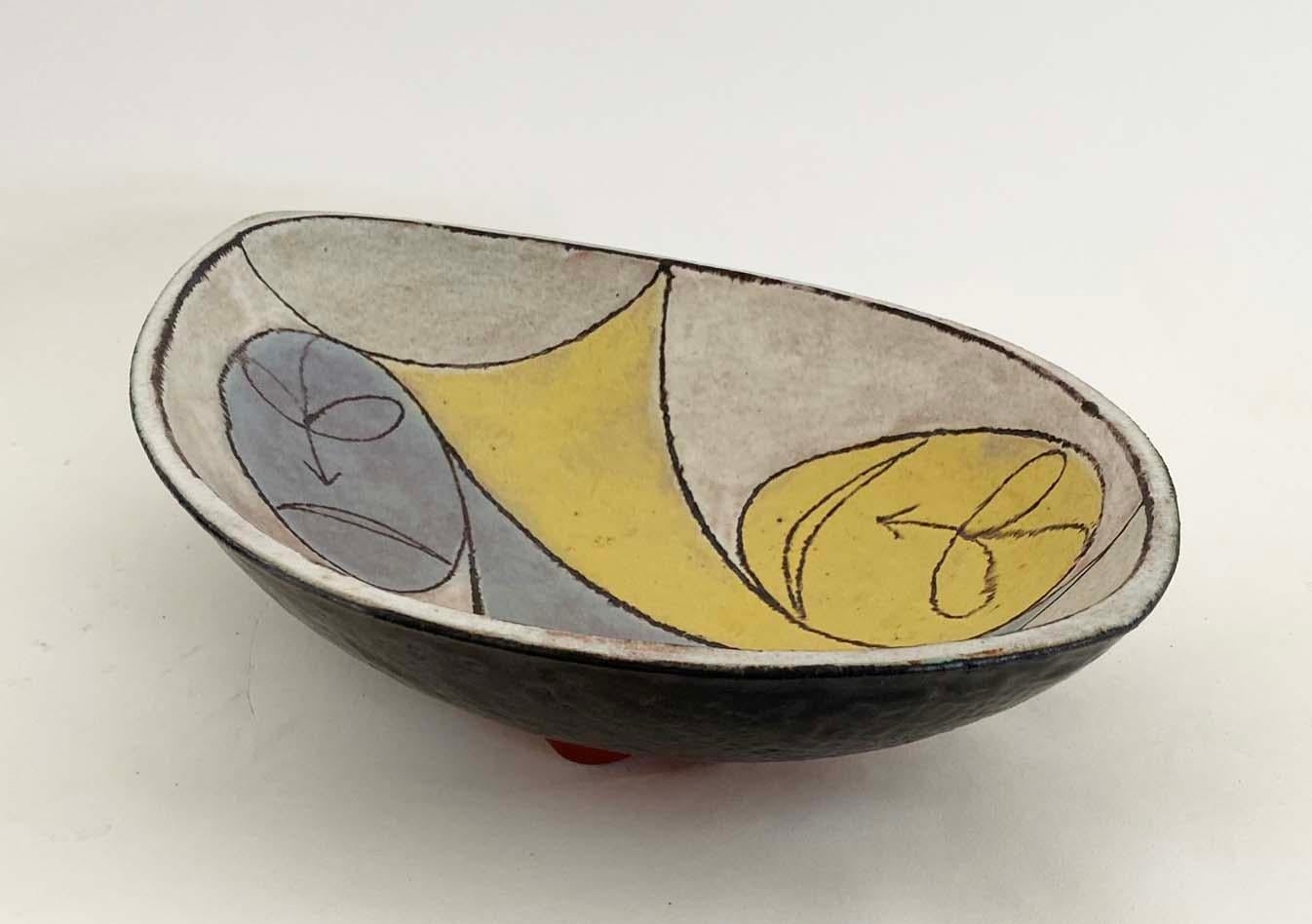 Dipinto a mano Meravigliosa ciotola in Studio Pottery astratta di Walter Addison (1914-1982) in vendita
