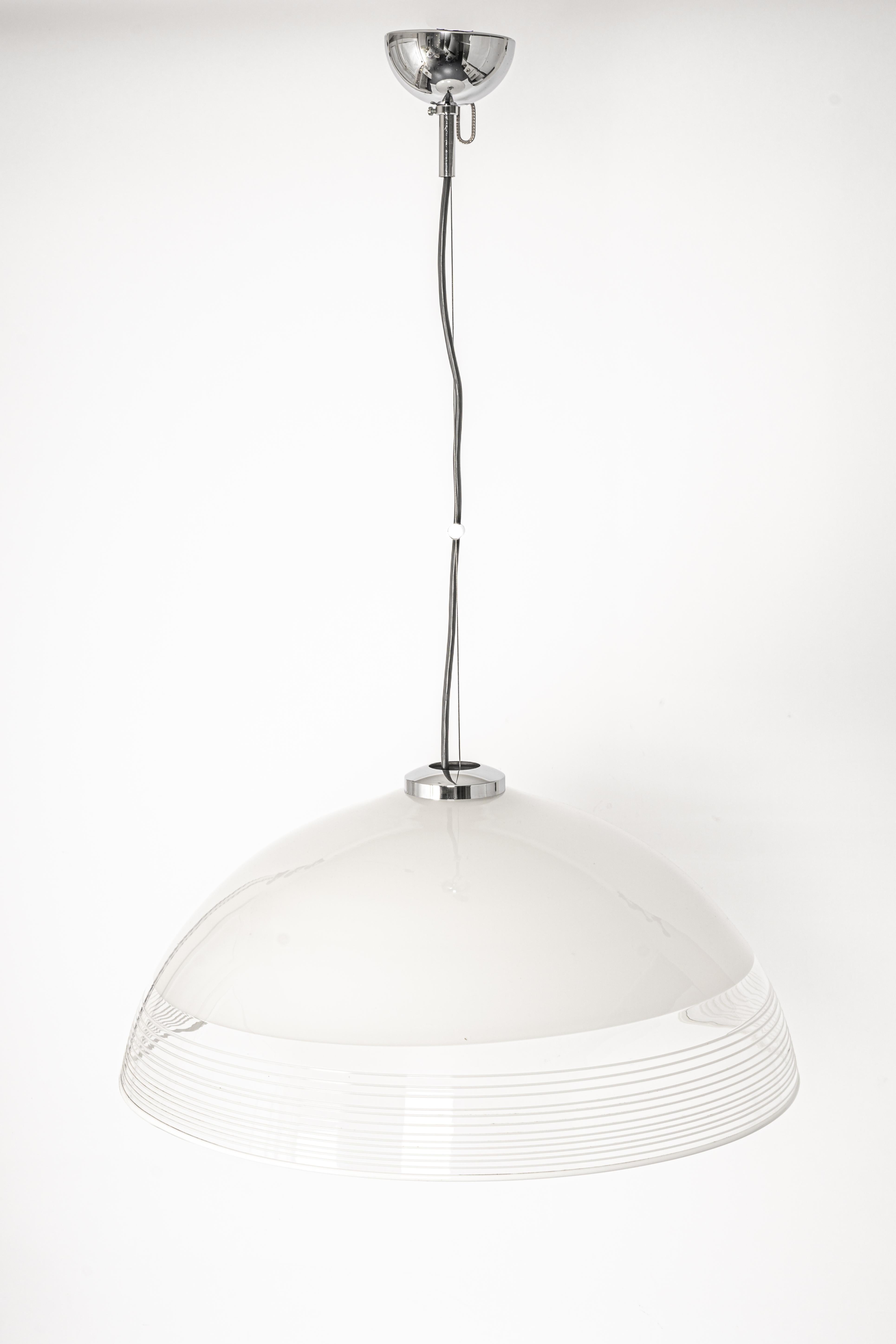 Une forme particulière de pendentif en verre conçu par Vetri Murano, fabriqué en Italie, vers les années 1970.


Douilles : Une ampoule standard E27. (150 W max).
La tige de chute peut être ajustée gratuitement, selon les besoins, pour une chute