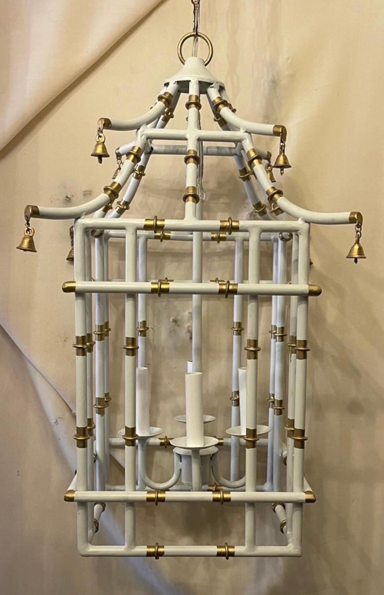 Magnifique lampadaire chinois en forme de pagode en bambou, peint en blanc et doré, avec 4 candélabres pouvant accueillir chacun une ampoule de 40 watts.
Recâblé et prêt à être installé, avec une chaîne d'auvent et le matériel de montage.

Nous en