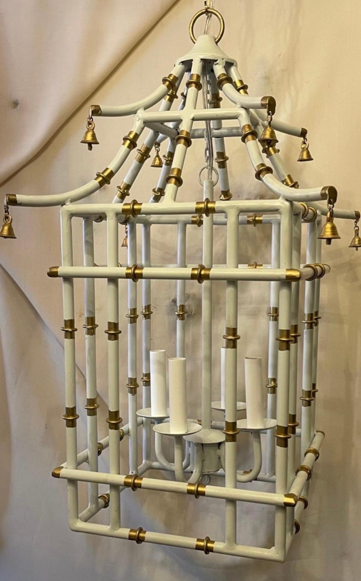 Chinoiseries Whiting Pagode Bambou Chinoiserie Lanternes 3 Luminaires Chandeliers en vente