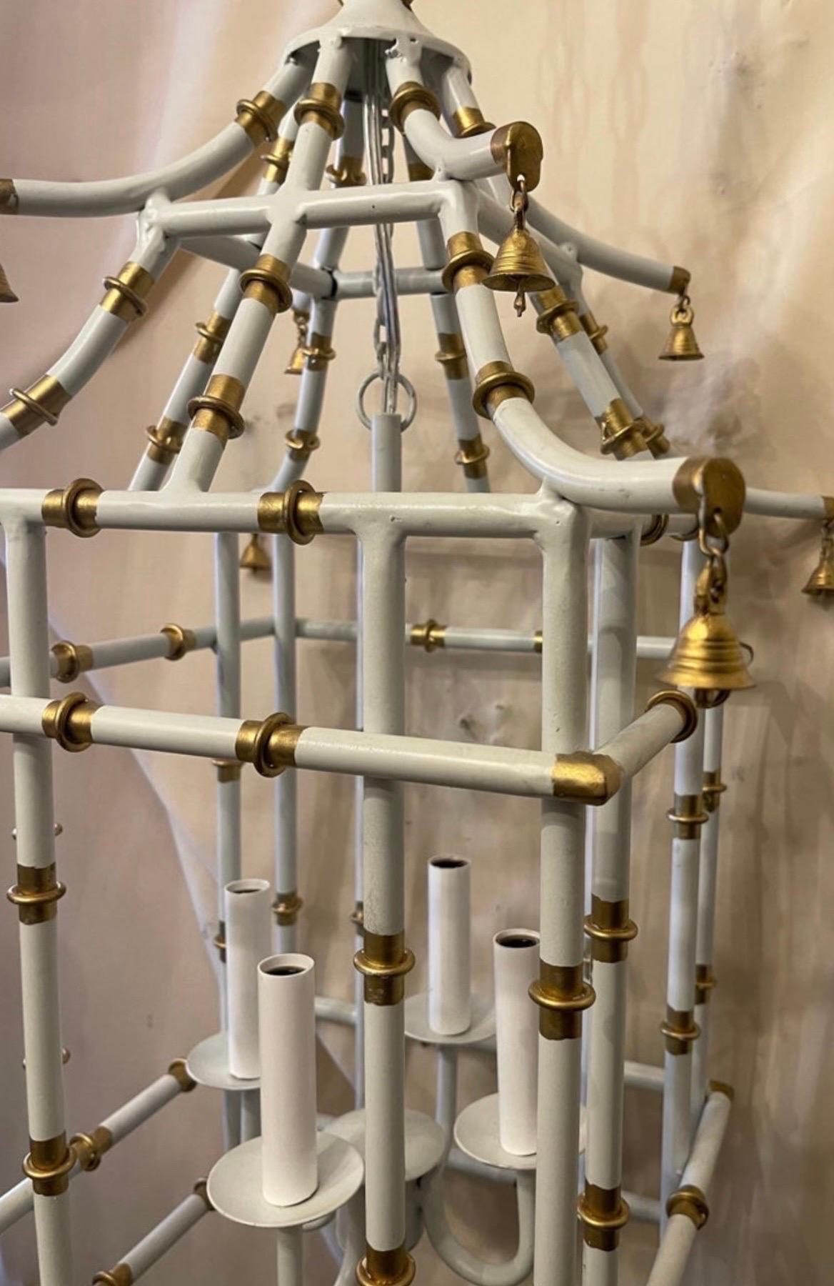 italien Whiting Pagode Bambou Chinoiserie Lanternes 3 Luminaires Chandeliers en vente