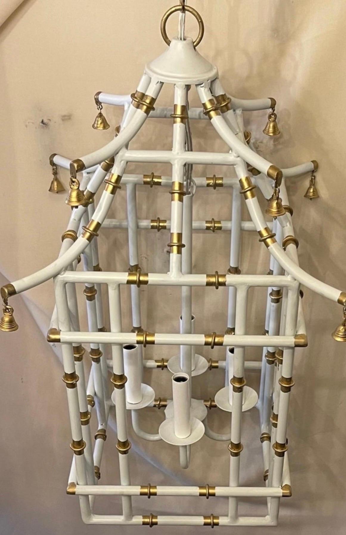 Peint Whiting Pagode Bambou Chinoiserie Lanternes 3 Luminaires Chandeliers en vente