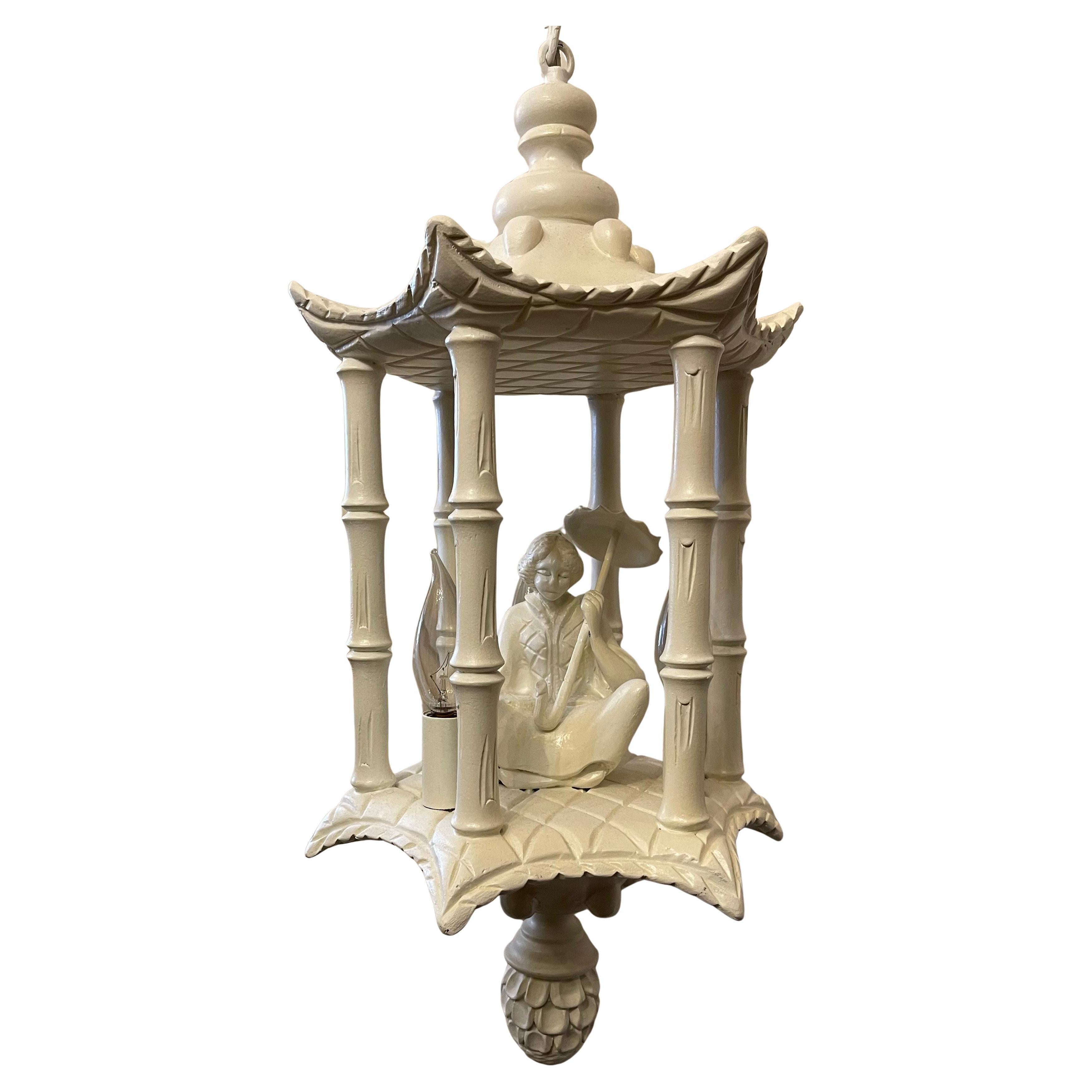 Eine wunderbare weiß lackiertem Holz Pagode Bambus Chinoiserie Form Kronleuchter mit 3 Kandelaber Leuchte, bereit, mit Kette und Baldachin installieren