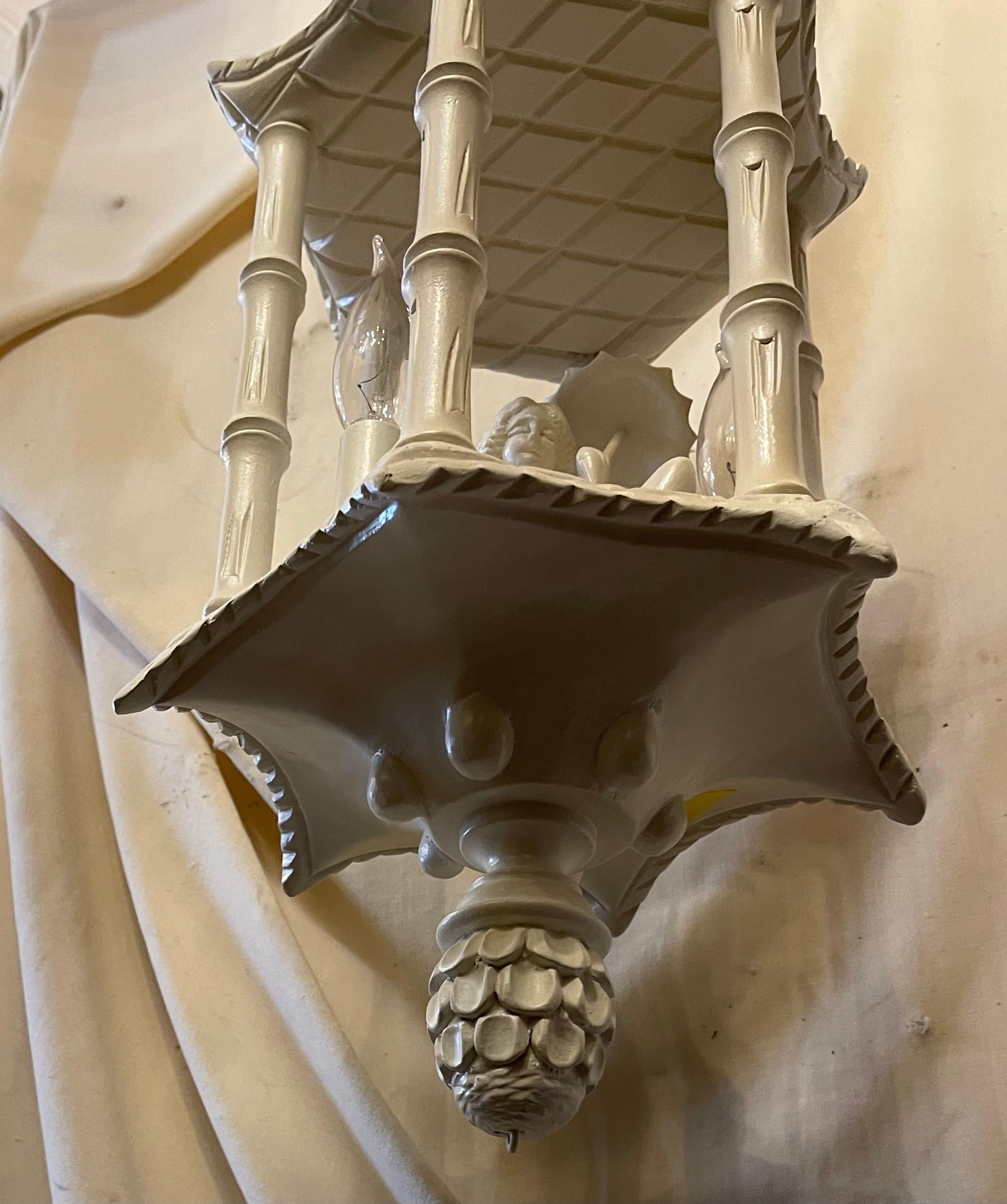 Wunderschöne Pagode aus weißem Holz Bambus Chinoiserie Figur Kronleuchter 3 Licht Leuchte (Handbemalt) im Angebot