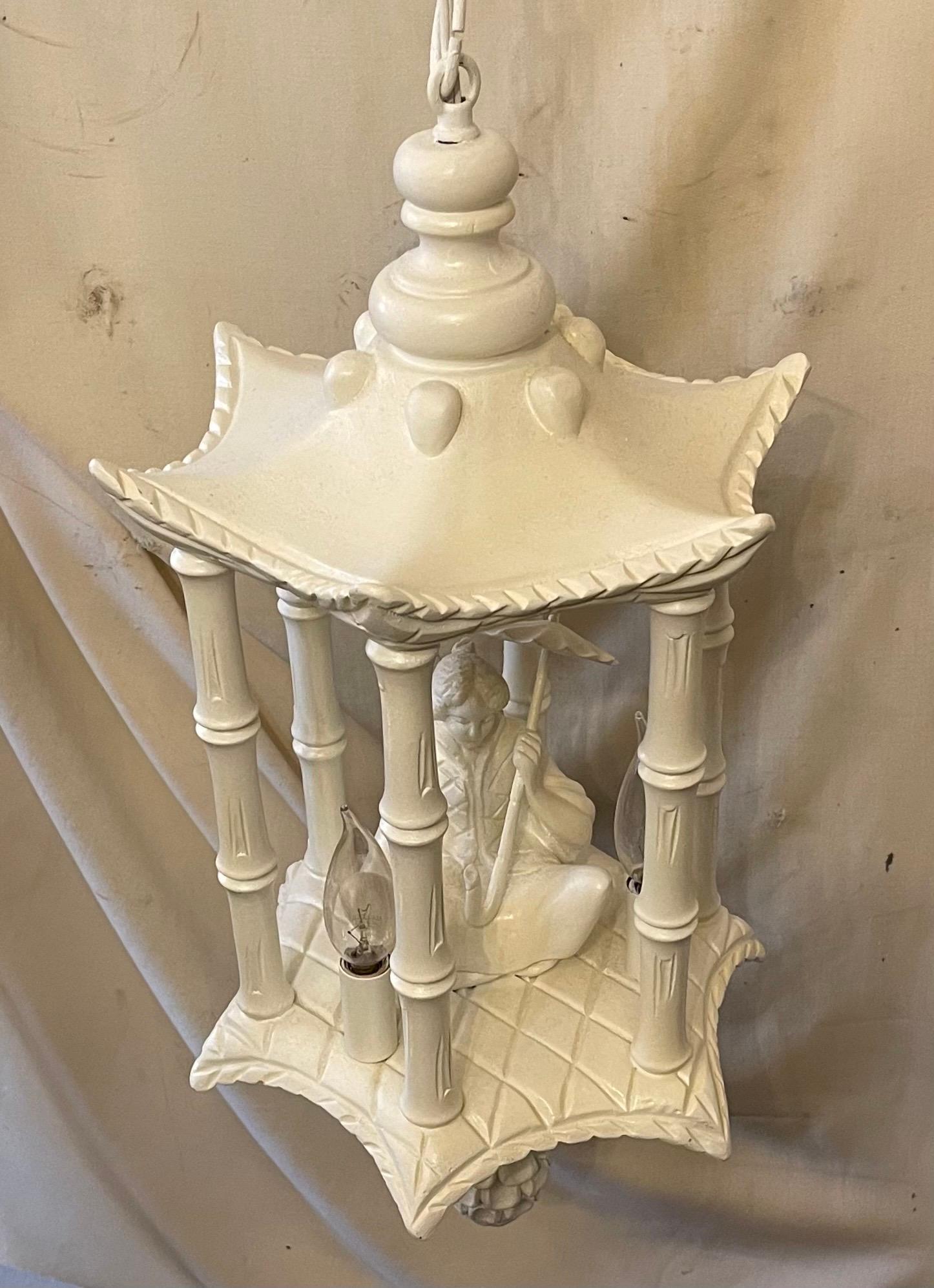 Wunderschöne Pagode aus weißem Holz Bambus Chinoiserie Figur Kronleuchter 3 Licht Leuchte im Zustand „Gut“ im Angebot in Roslyn, NY