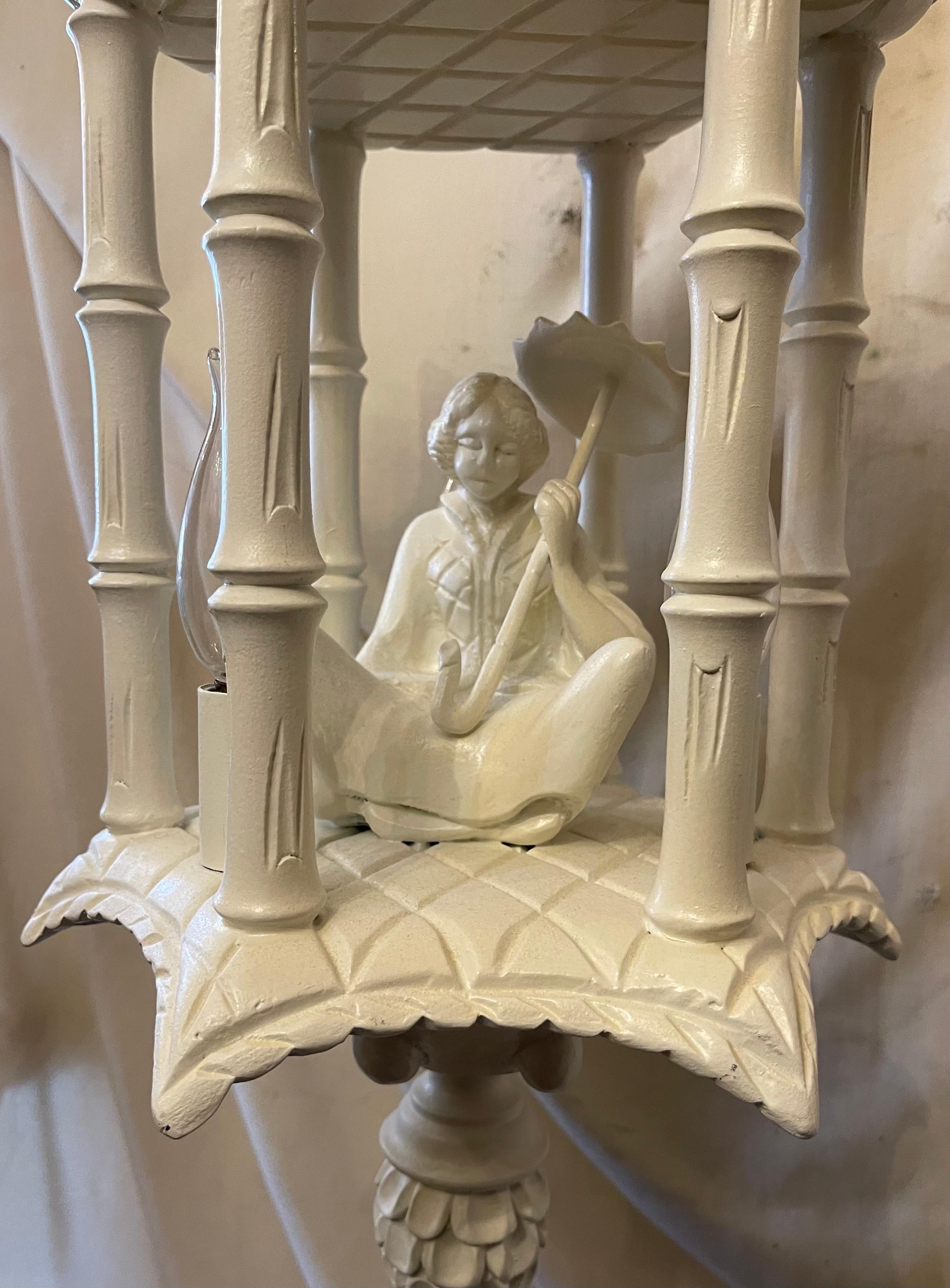 Wunderschöne Pagode aus weißem Holz Bambus Chinoiserie Figur Kronleuchter 3 Licht Leuchte (20. Jahrhundert) im Angebot