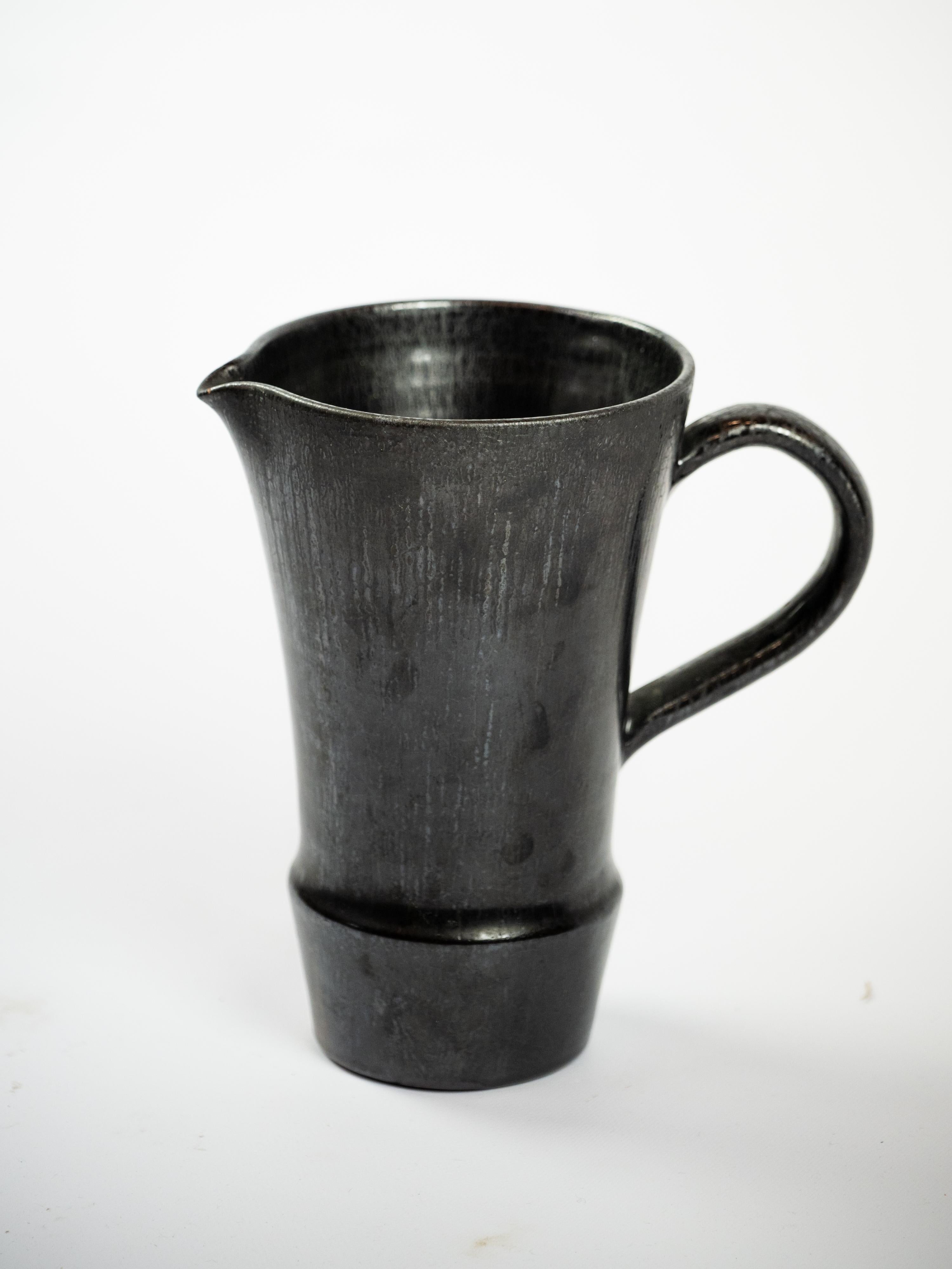 Wunderschöner schwarz glasierter Keramikkrug aus Vallauris, Frankreich um 1950 (Moderne der Mitte des Jahrhunderts) im Angebot