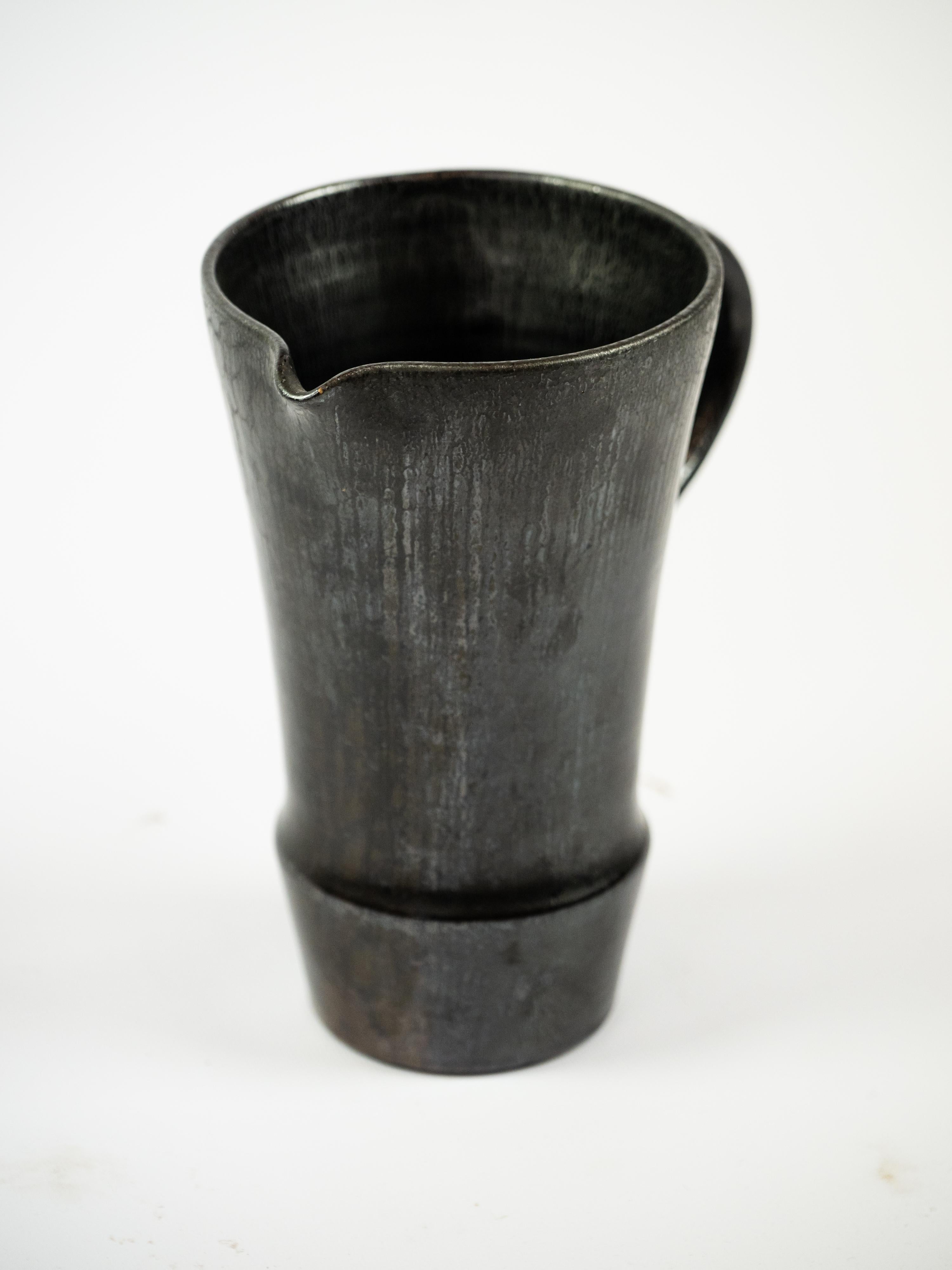 Wunderschöner schwarz glasierter Keramikkrug aus Vallauris, Frankreich um 1950 (Mitte des 20. Jahrhunderts) im Angebot