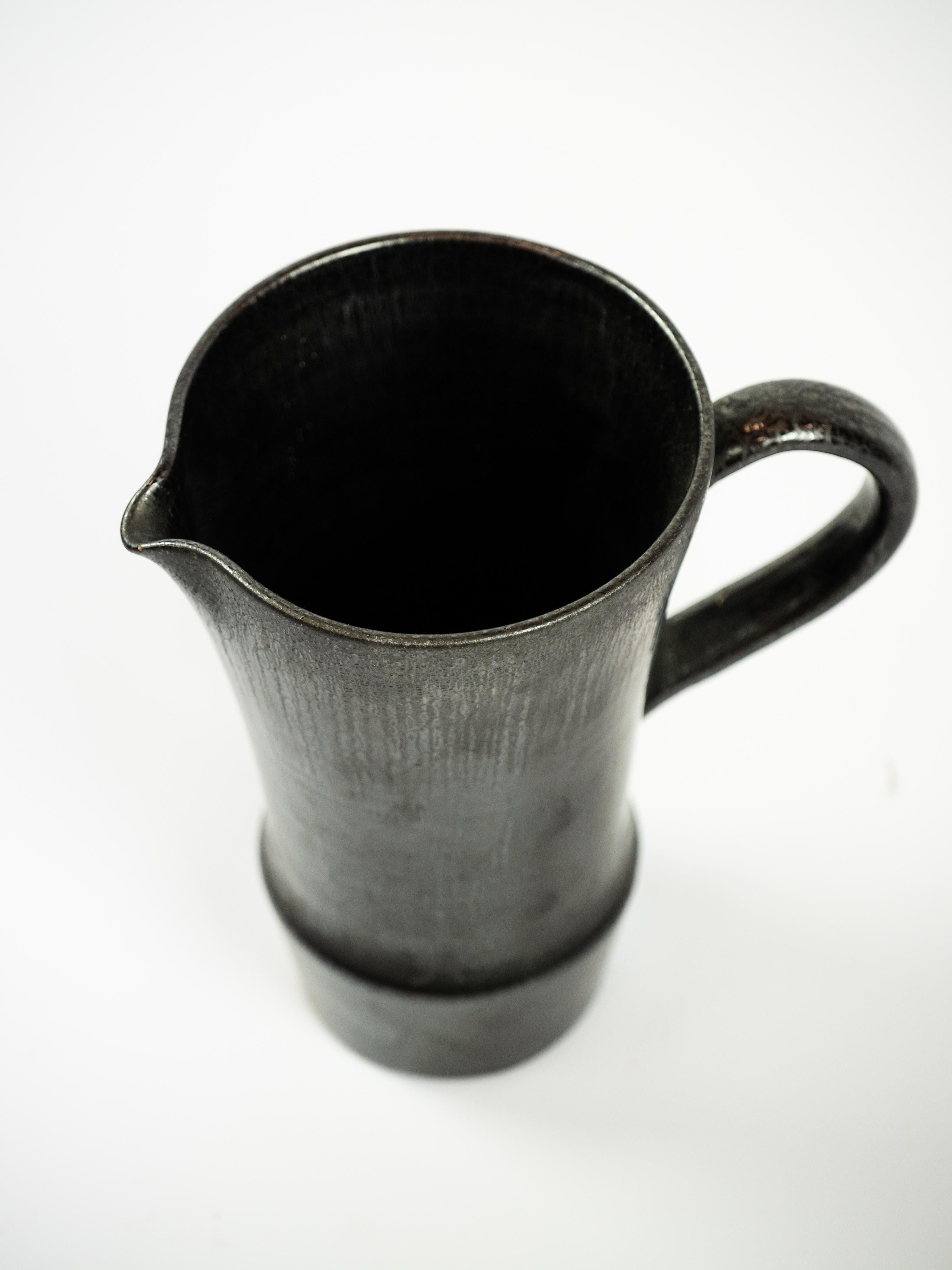 Wunderschöner schwarz glasierter Keramikkrug aus Vallauris, Frankreich um 1950 im Angebot 2