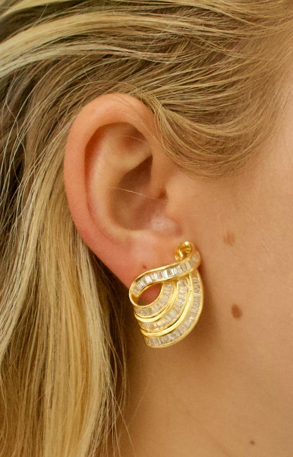 Wonderfull Swirling Baguette Diamond Earrings in 18k Yellow Gold For Sale 3