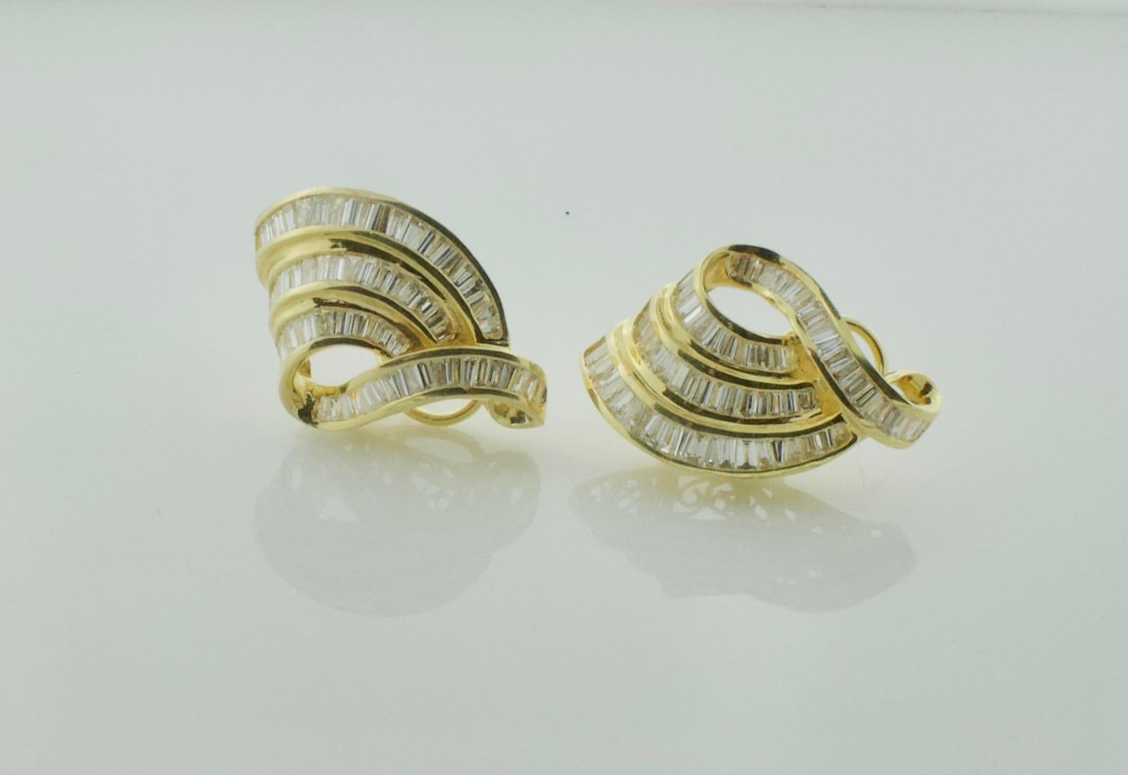 Merveilleuses boucles d'oreilles en or jaune 18 carats avec diamants baguettes tourbillonnants