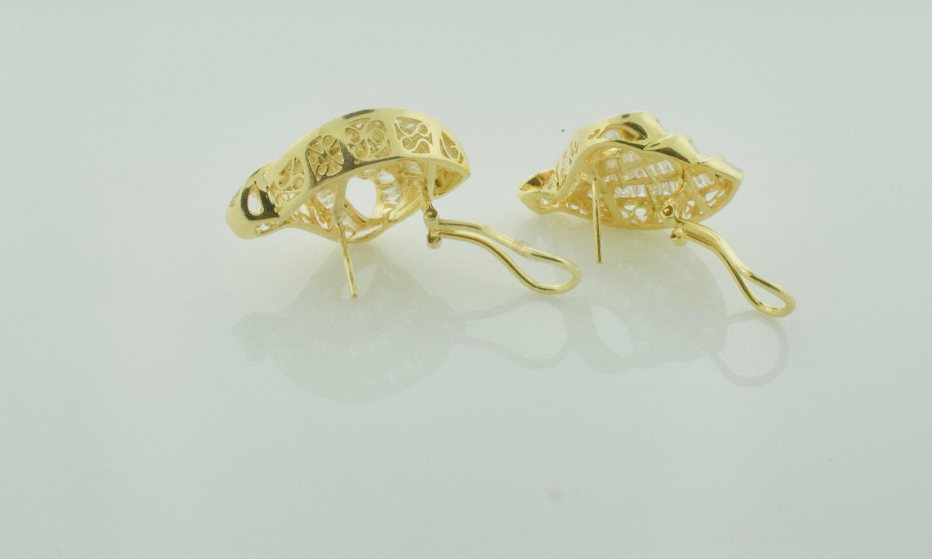 Taille baguette Merveilleuses boucles d'oreilles tourbillonnantes en or jaune 18 carats avec diamants baguettes en vente