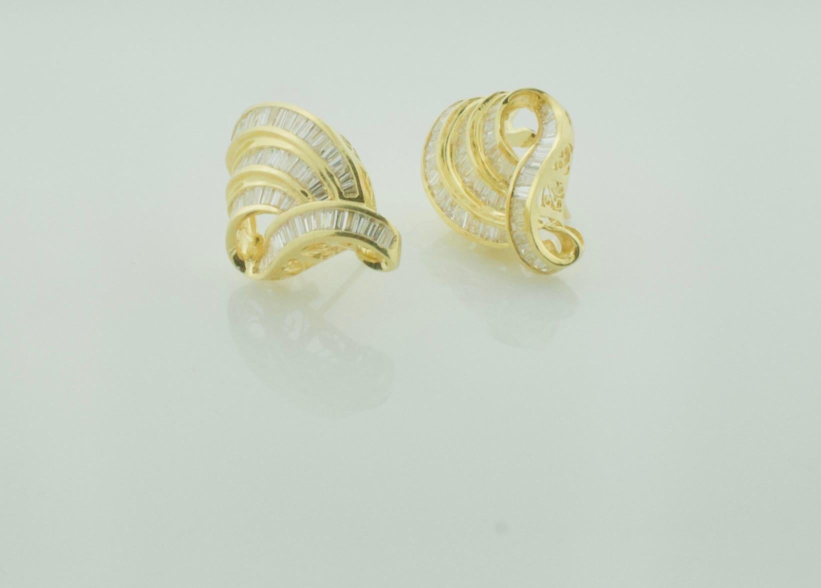 Merveilleuses boucles d'oreilles tourbillonnantes en or jaune 18 carats avec diamants baguettes Excellent état - En vente à Wailea, HI