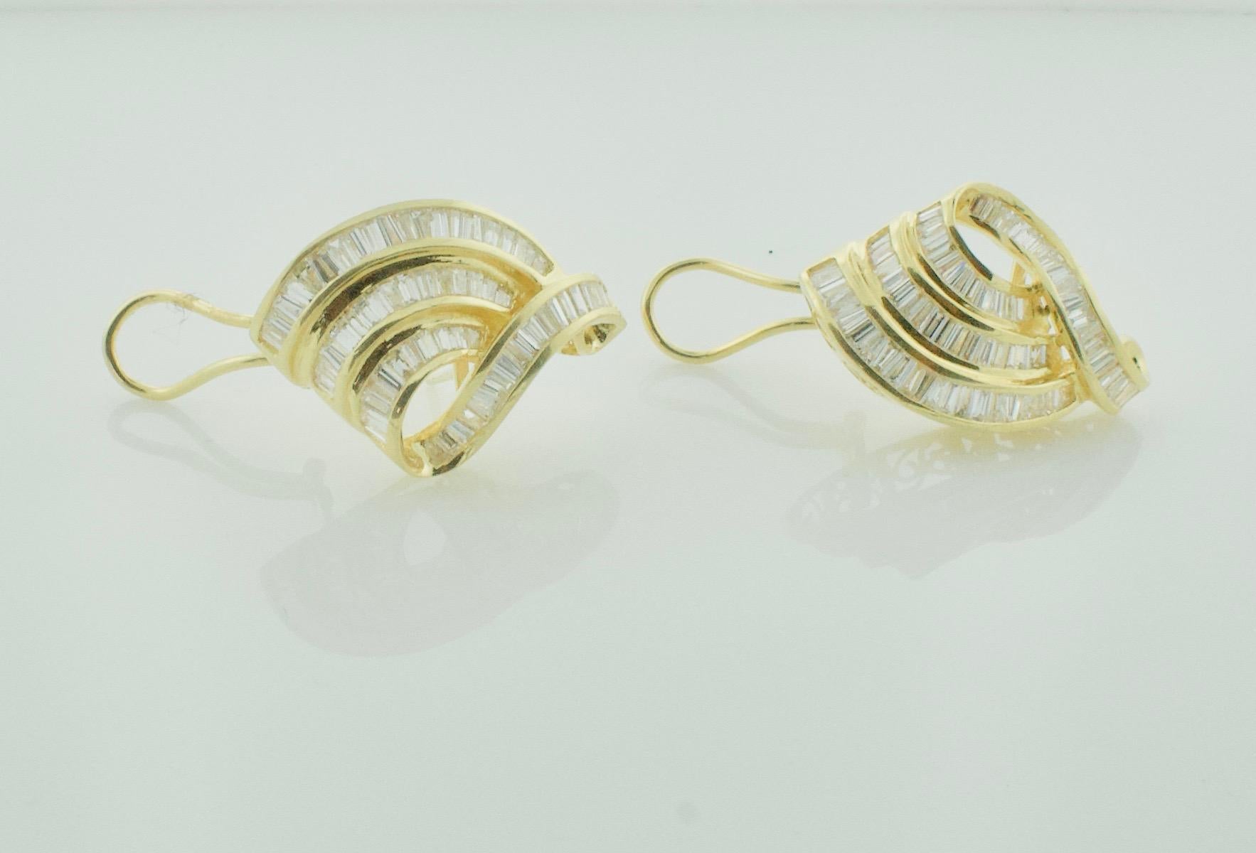 Merveilleuses boucles d'oreilles tourbillonnantes en or jaune 18 carats avec diamants baguettes Unisexe en vente