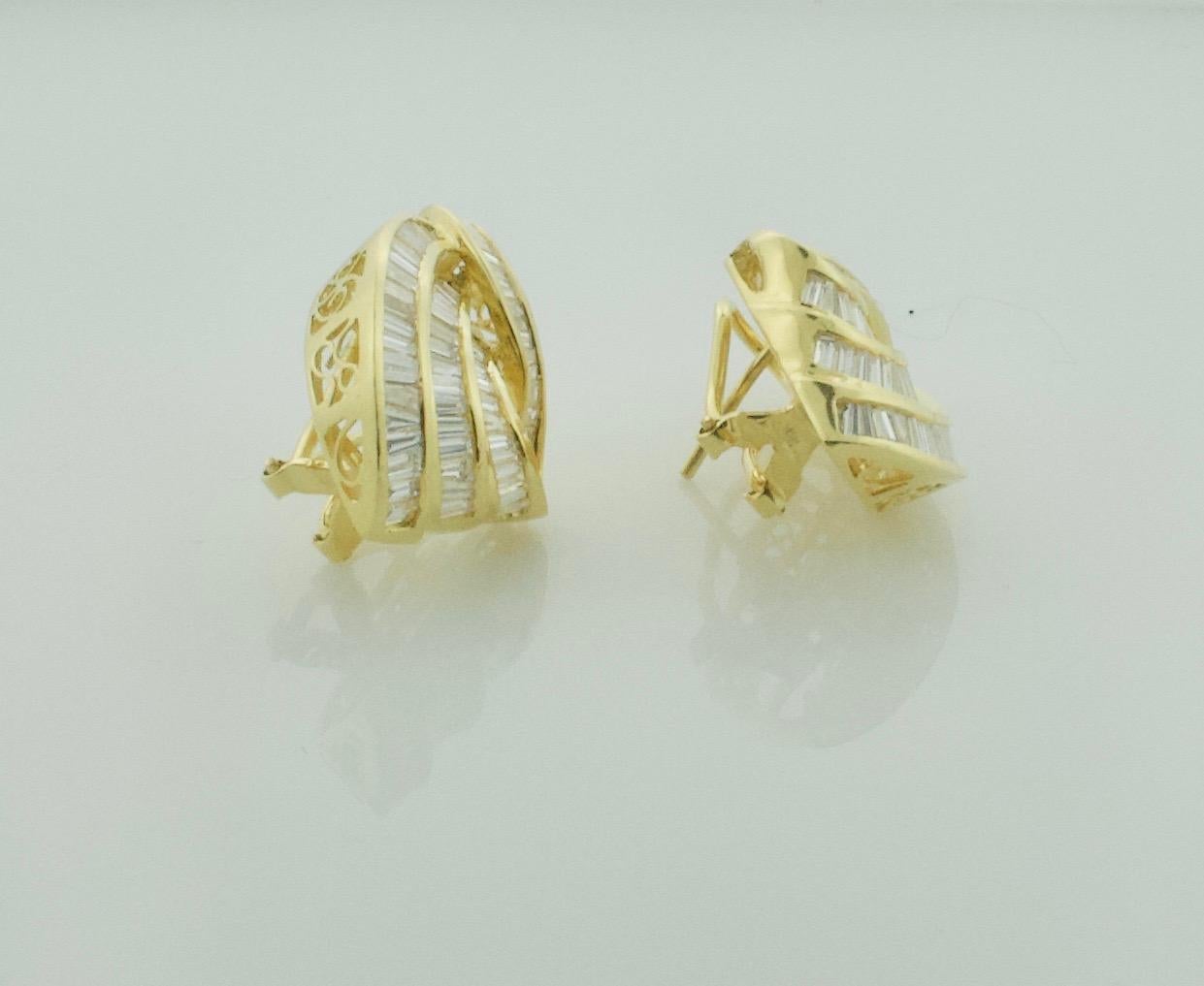 Merveilleuses boucles d'oreilles tourbillonnantes en or jaune 18 carats avec diamants baguettes en vente 1