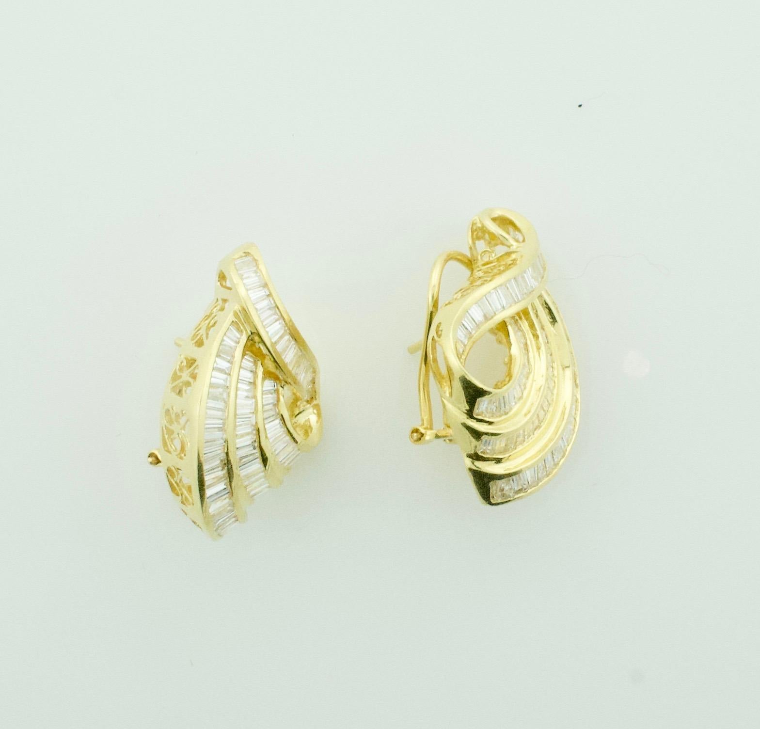 Merveilleuses boucles d'oreilles tourbillonnantes en or jaune 18 carats avec diamants baguettes en vente 2