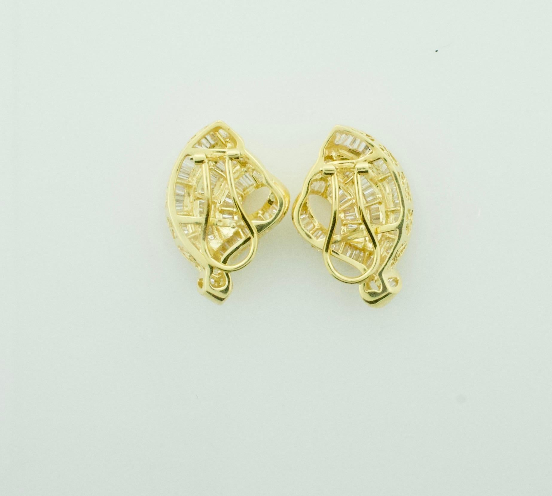 Merveilleuses boucles d'oreilles tourbillonnantes en or jaune 18 carats avec diamants baguettes en vente 3