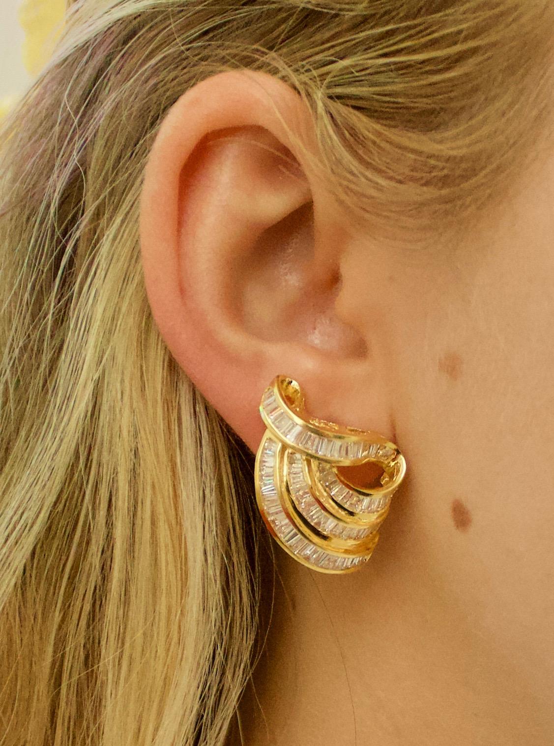 Merveilleuses boucles d'oreilles tourbillonnantes en or jaune 18 carats avec diamants baguettes en vente 4