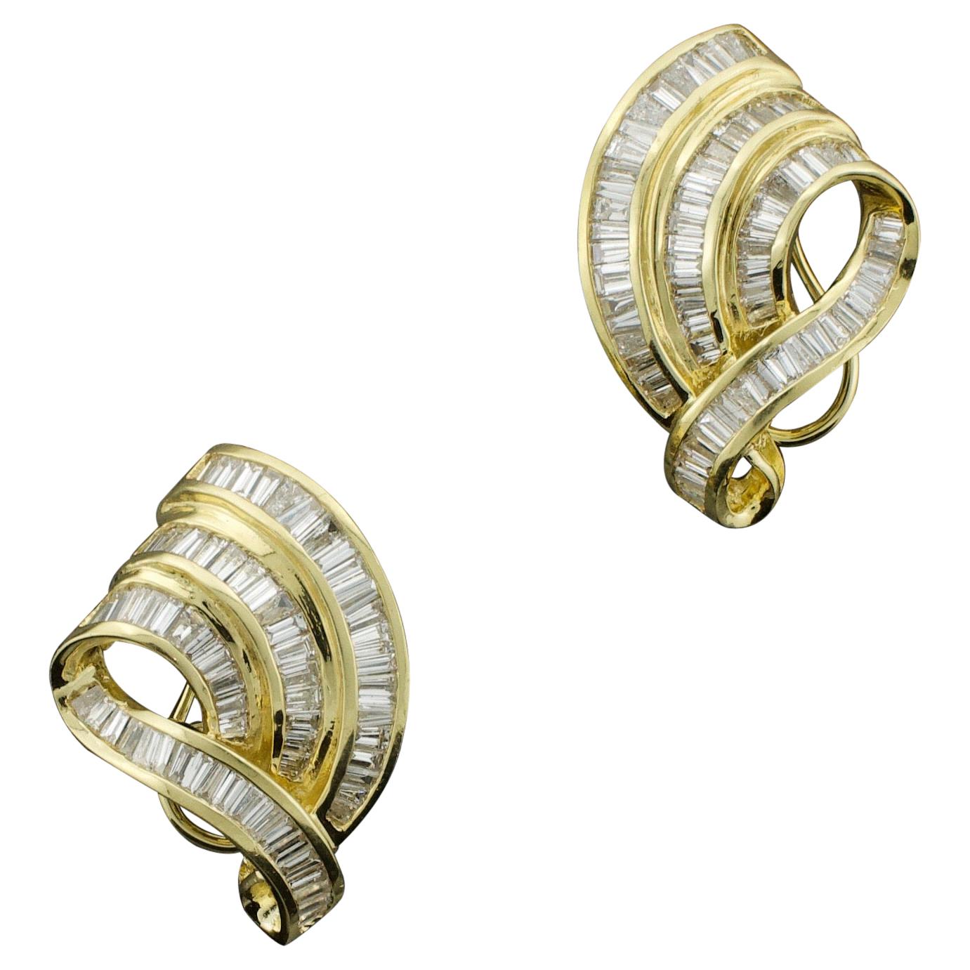Merveilleuses boucles d'oreilles tourbillonnantes en or jaune 18 carats avec diamants baguettes en vente