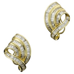 Merveilleuses boucles d'oreilles tourbillonnantes en or jaune 18 carats avec diamants baguettes