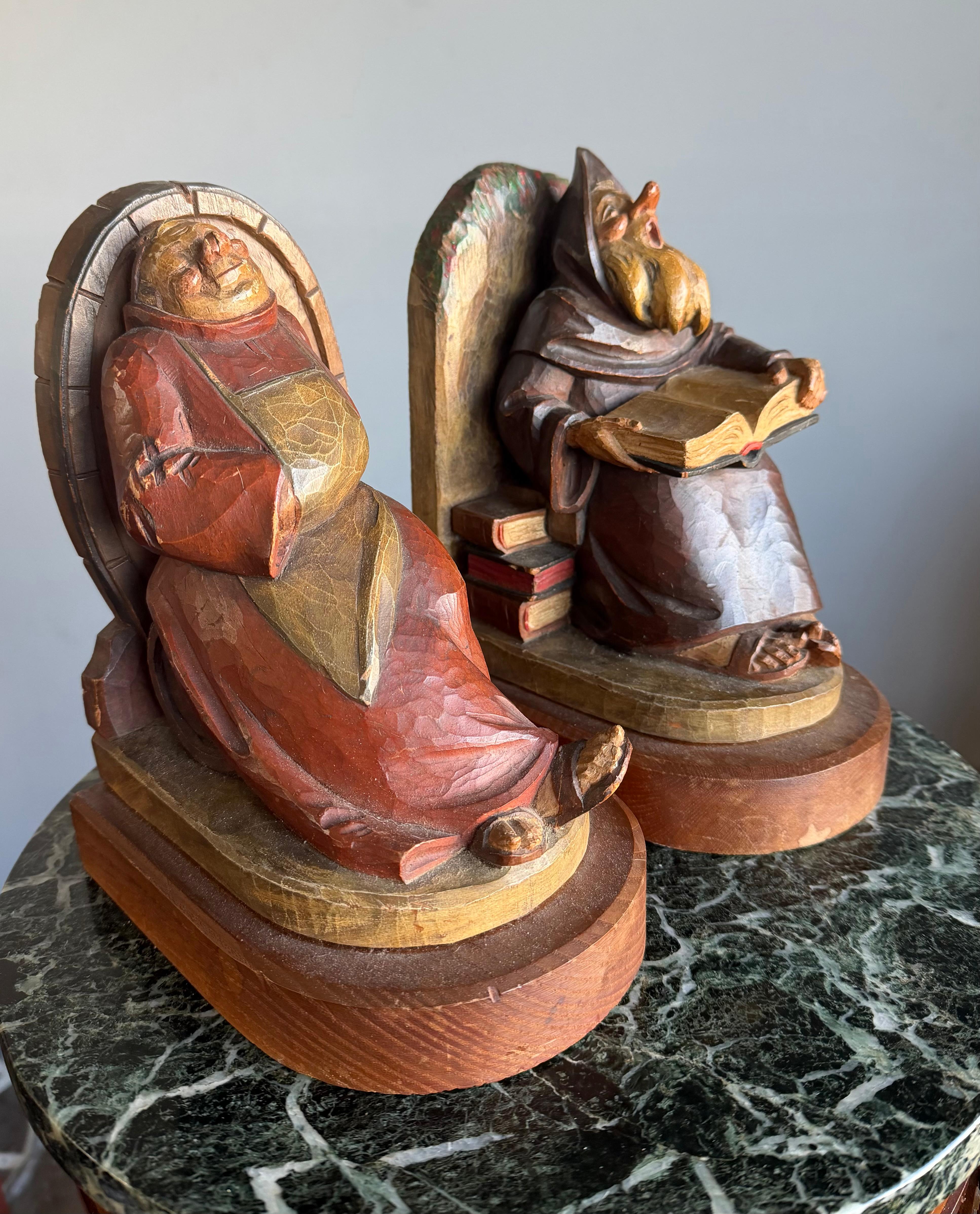 Des serre-livres rares, beaux, pratiques, décoratifs et pleins de caractère.

Au cours de toutes nos années de collection et de commerce d'antiquités, nous n'avons jamais rencontré de serre-livres comme ceux-ci. Entièrement sculptés à la main,