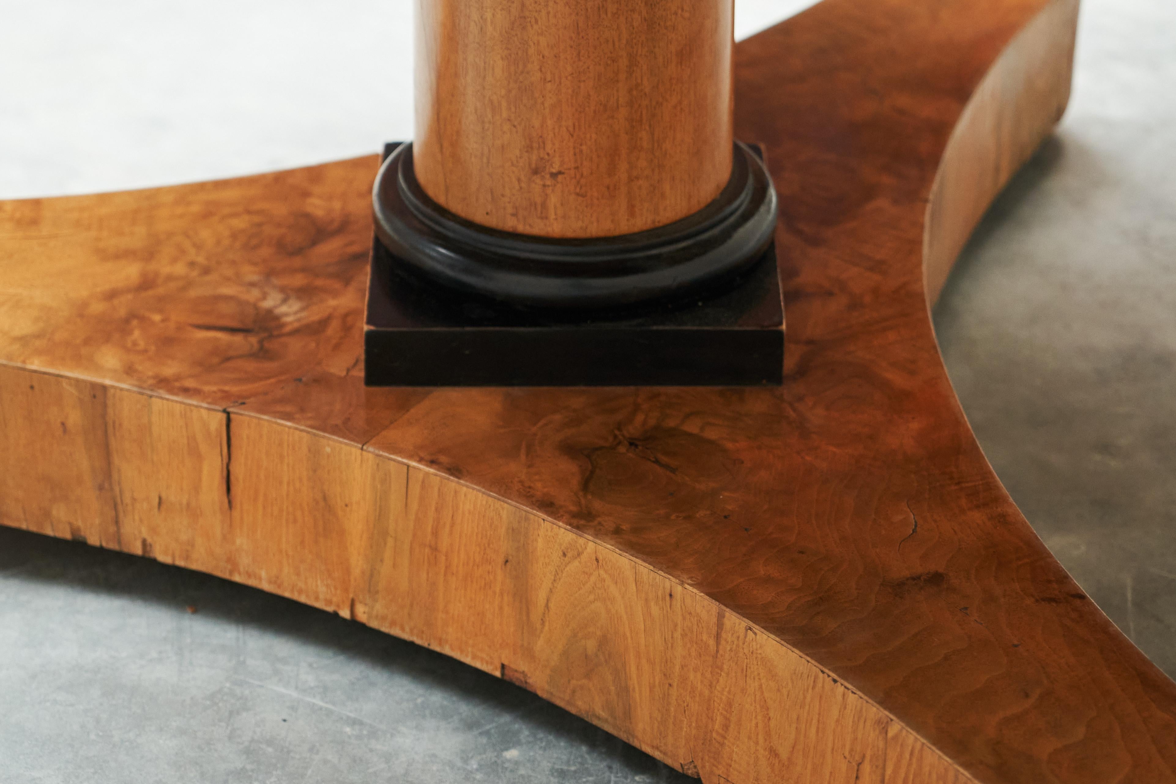 Merveilleuse table centrale Biedermeier marquetée Fin du 19e siècle en vente 3