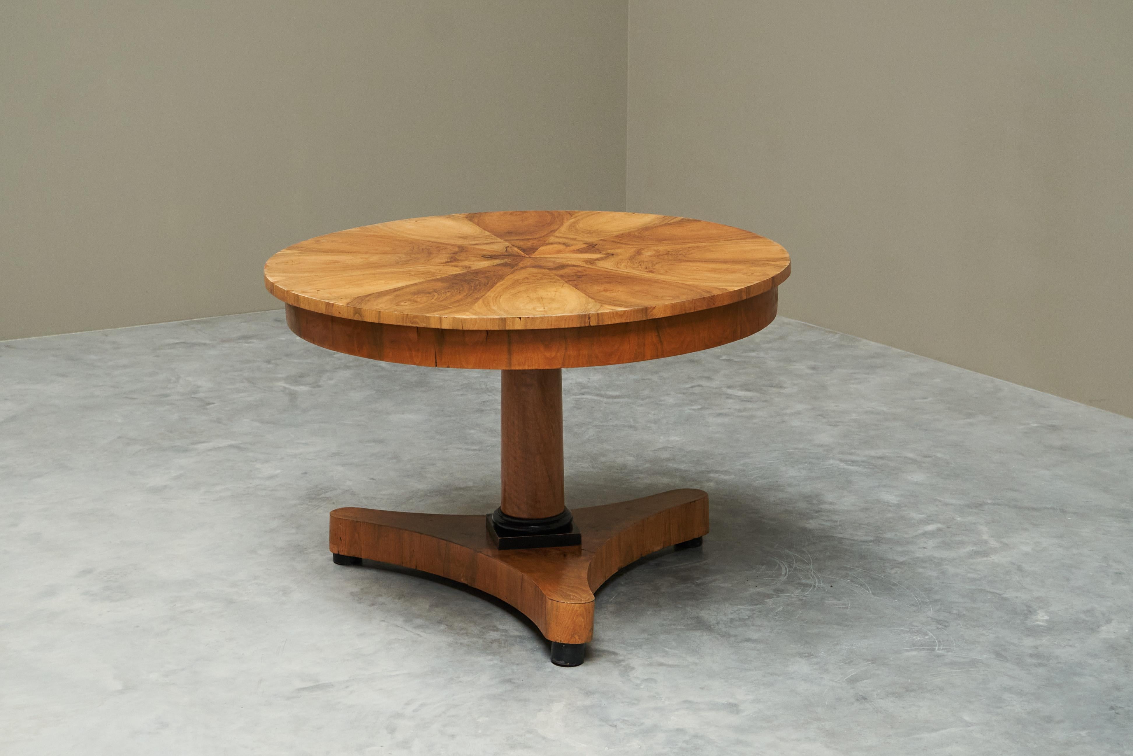 Européen Merveilleuse table centrale Biedermeier marquetée Fin du 19e siècle en vente