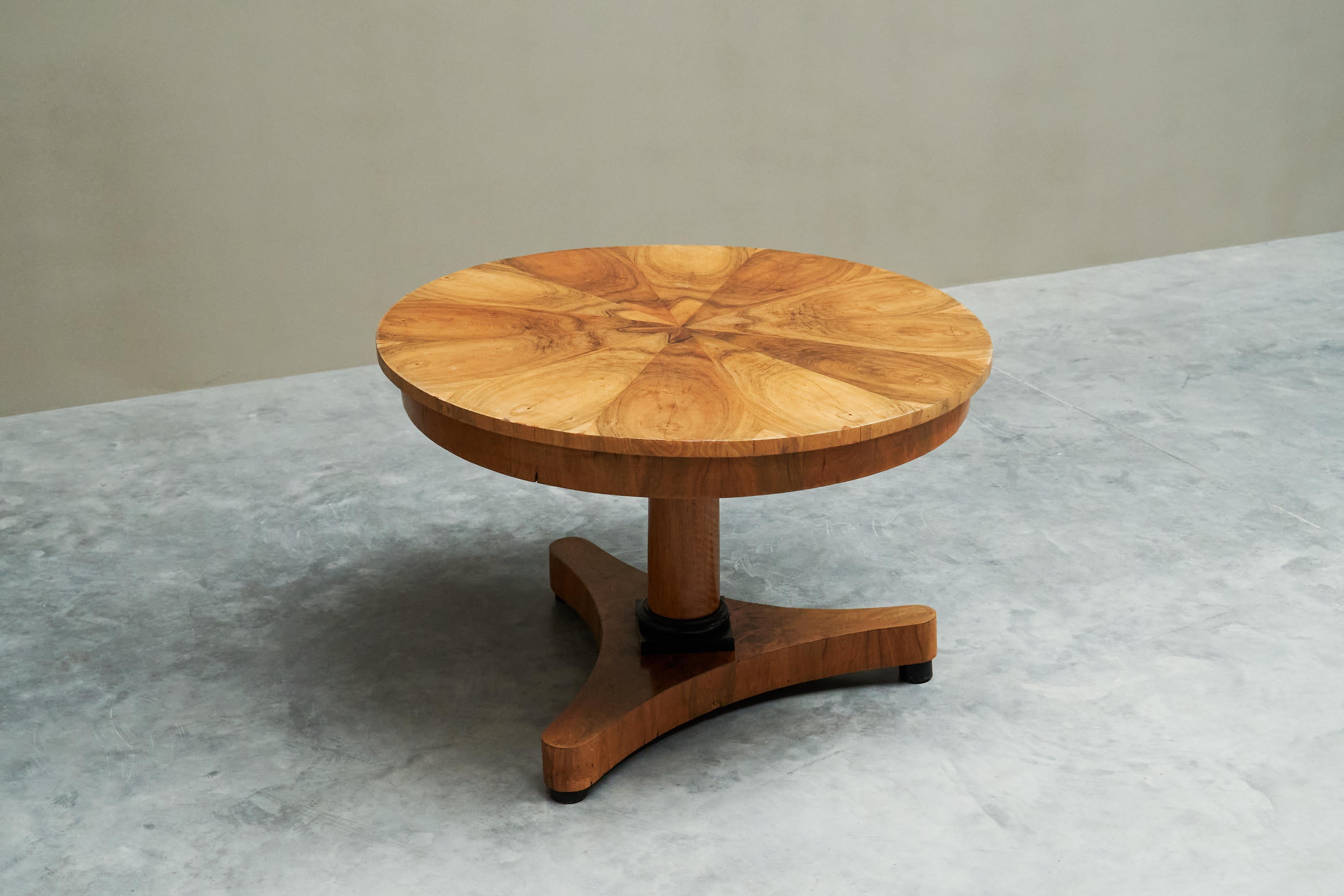 Merveilleuse table centrale Biedermeier marquetée Fin du 19e siècle en vente 1
