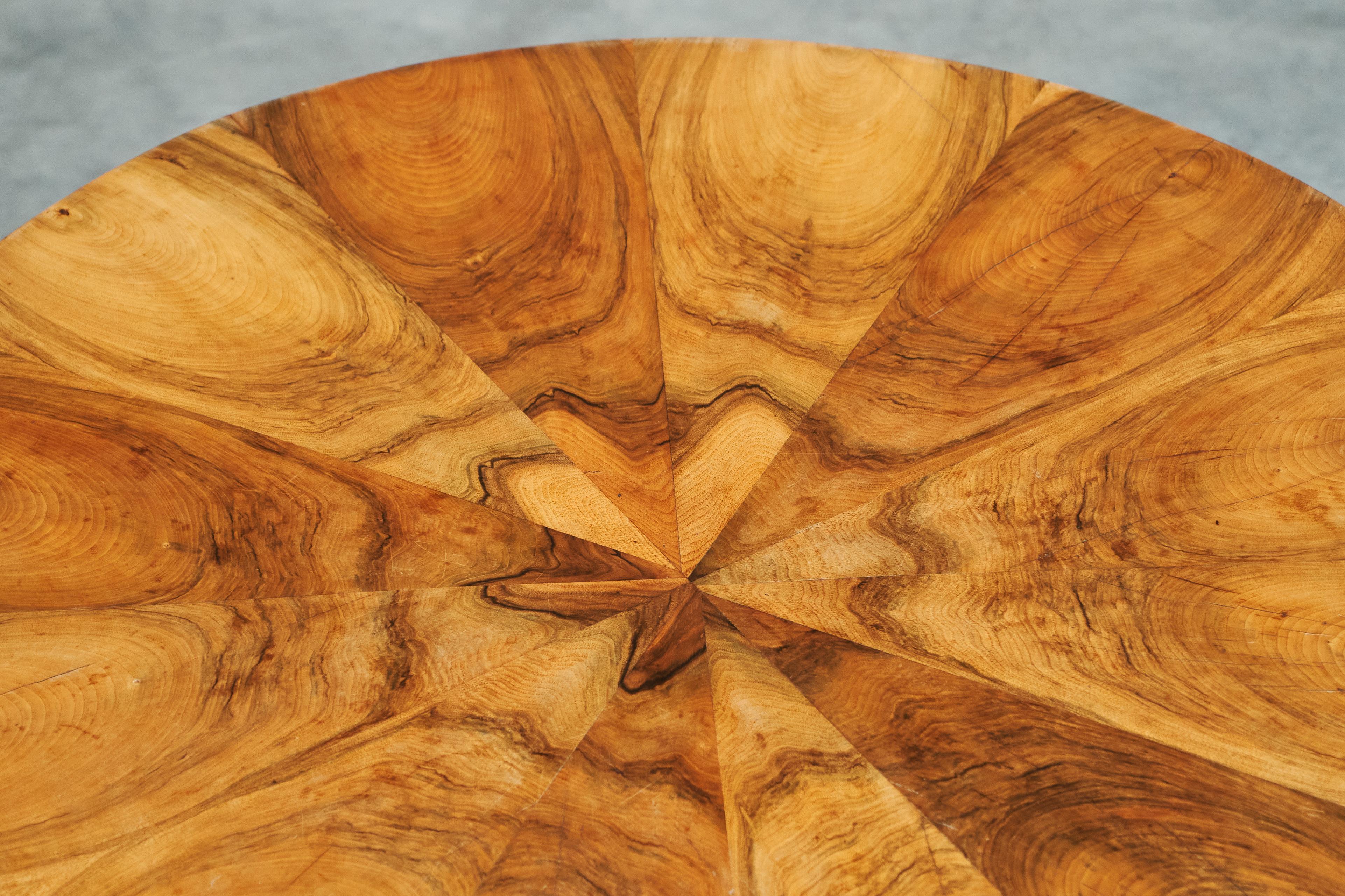 Merveilleuse table centrale Biedermeier marquetée Fin du 19e siècle en vente 2