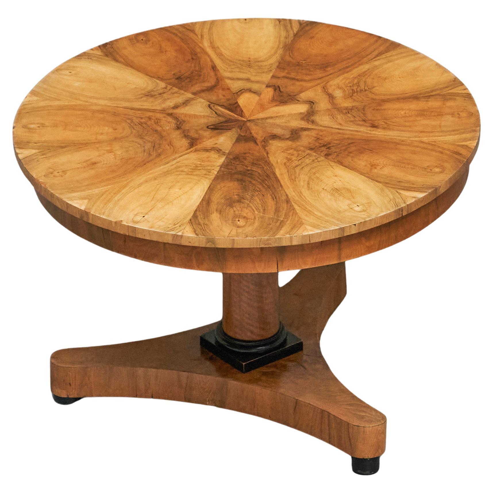 Merveilleuse table centrale Biedermeier marquetée Fin du 19e siècle en vente