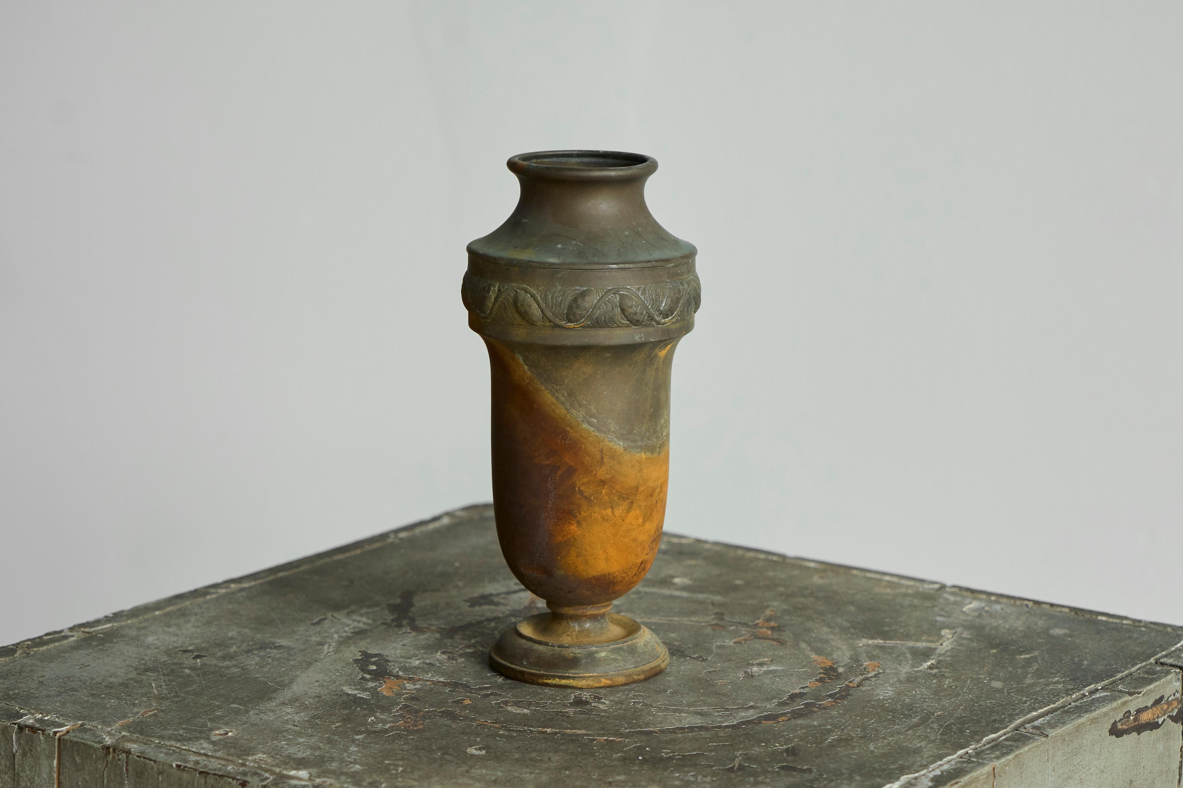 Wunderbar patinierte Art Deco Vase aus Metall 

Ein wahres Wabi-Sabi-Stück ist das. Wunderschönes Design, kombiniert mit einer Patina, von der man nur träumen kann. Die Patina verleiht dem Stück eine weitere Ebene der Tiefe. Die Vase hat nicht nur