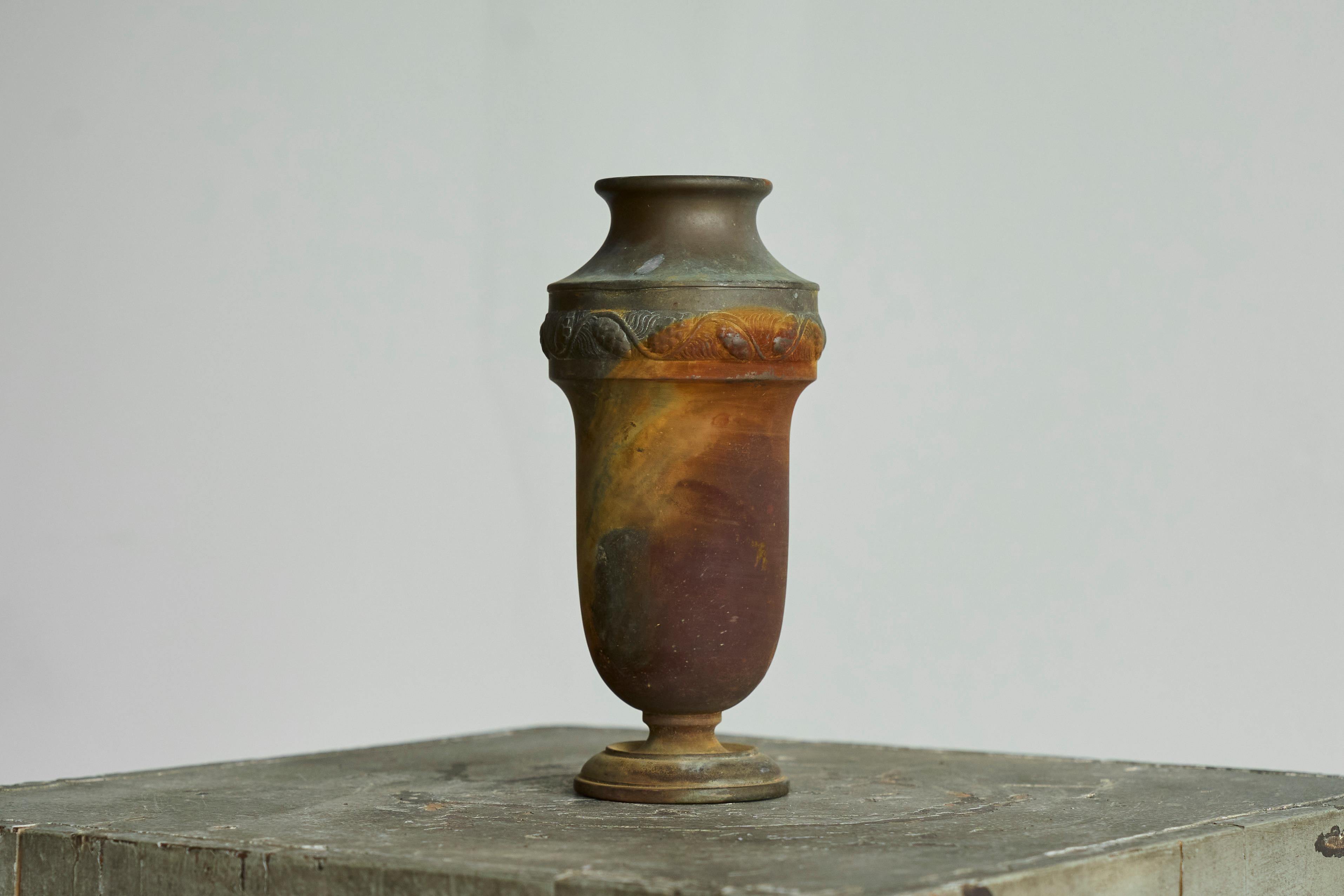 Wunderbar patinierte Art Deco Vase aus Metall im Zustand „Gut“ im Angebot in Meer, VAN