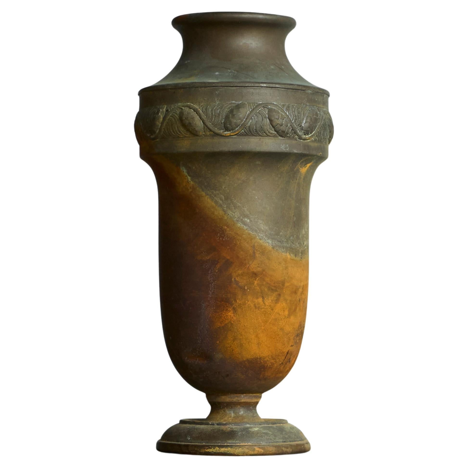 Wunderbar patinierte Art Deco Vase aus Metall im Angebot